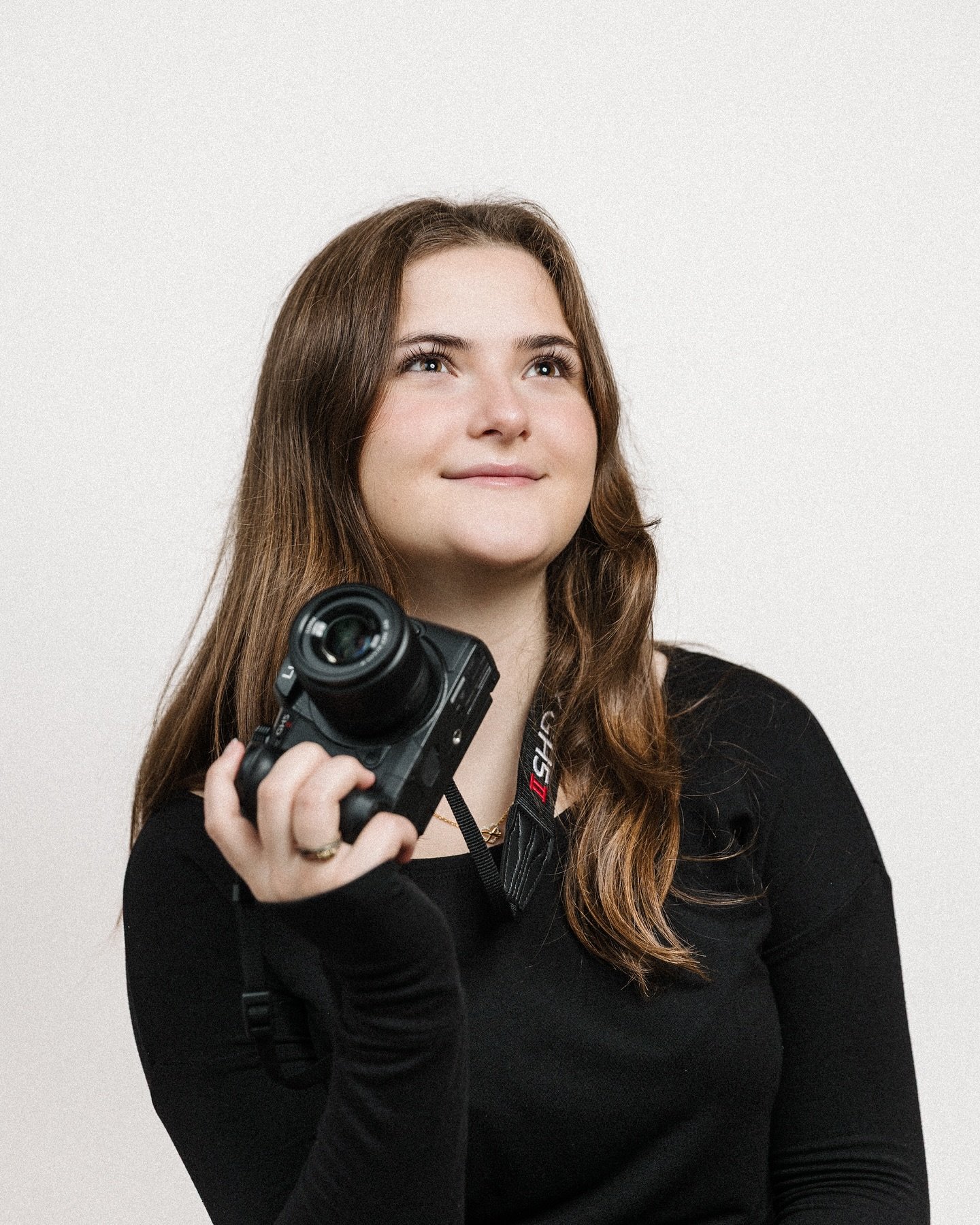 🎞️ Headshots in the studio with Grace 🎞️

Team Update: welcome to my new studio assistant Grace 📸

What better way to celebrate than to grab some film vibe headshots for this stunner ⚡️

Having been a model and extra since she was a babe she was a