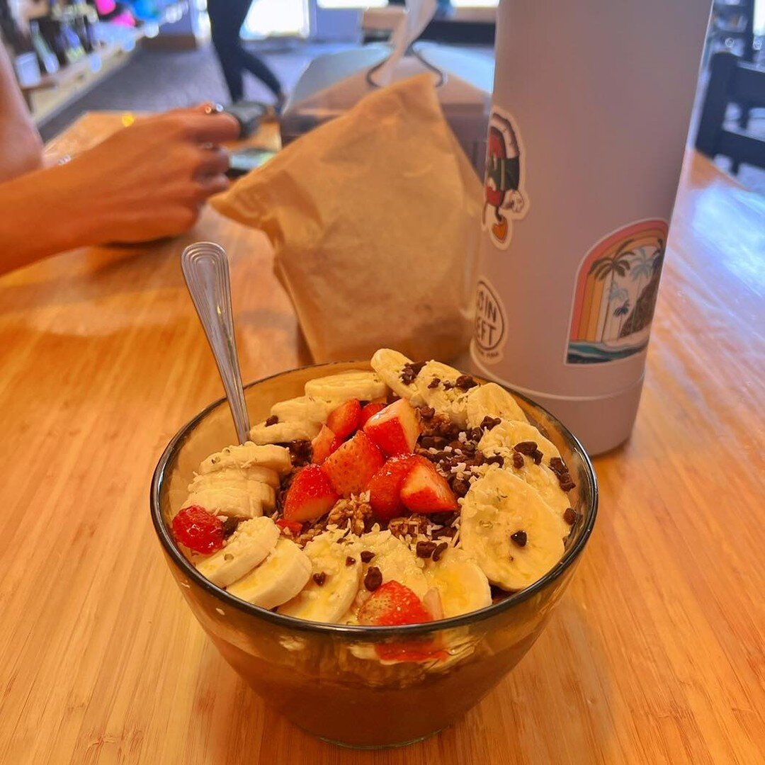 Have you visited Choice Health Bar for one of their seriously delicious a&ccedil;a&iacute; bowls yet? Add it to your list, they have locations in Ka&rsquo;anapali, Lahaina and Paia. All vegan with lots of gluten free options. 🌺
&bull;
&bull;
&bull;
