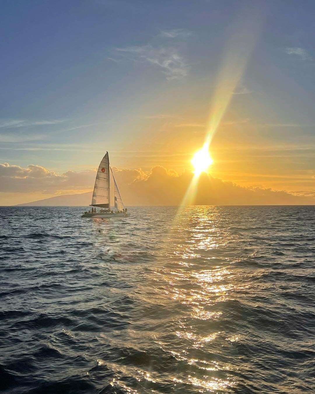 Suns out &amp; the sail is up&hellip;
&bull;
&bull;
&bull;
#sunsetsail #sailmaui #mauisunset #lanai #mauivacation #aloha #bestvacations #hawaii #mauibeaches #hawaiivacation2022 #sailing #hawaiistagram #gohawaii #mauivisit #sailon #travelhawaii #lahai