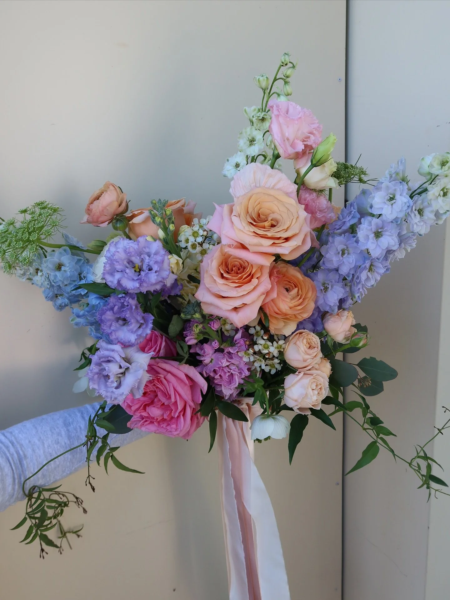 A moment for Bec&rsquo;s bouquet this weekend - bury me with these pink roses and colour palette 🥵