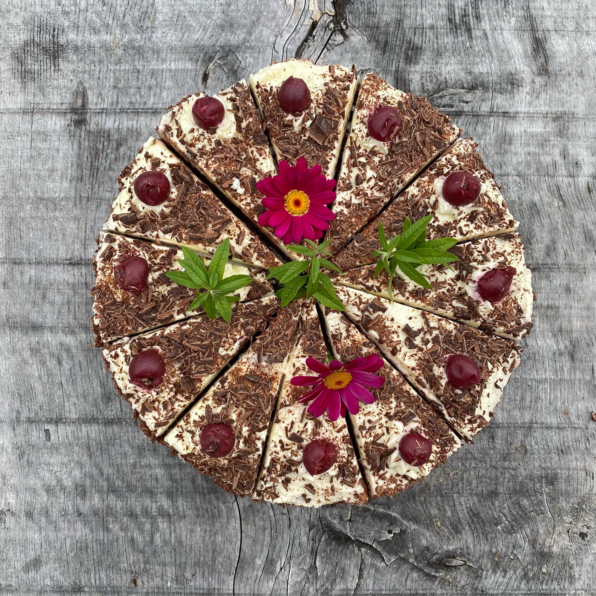 hausgemachte Torte Tennengebirge, Liebe zum Detail, Sonnenuntergang auf der Alm, Gosau, Gosausee, Übernachten auf der Alm, Salzalpensteig, Gosaukamm, Bischofsmütze, wandern, Hütte, Alm, klettern, Himmelsleiter, Donnerkogel Klettersteig, Filzmoos, Ann