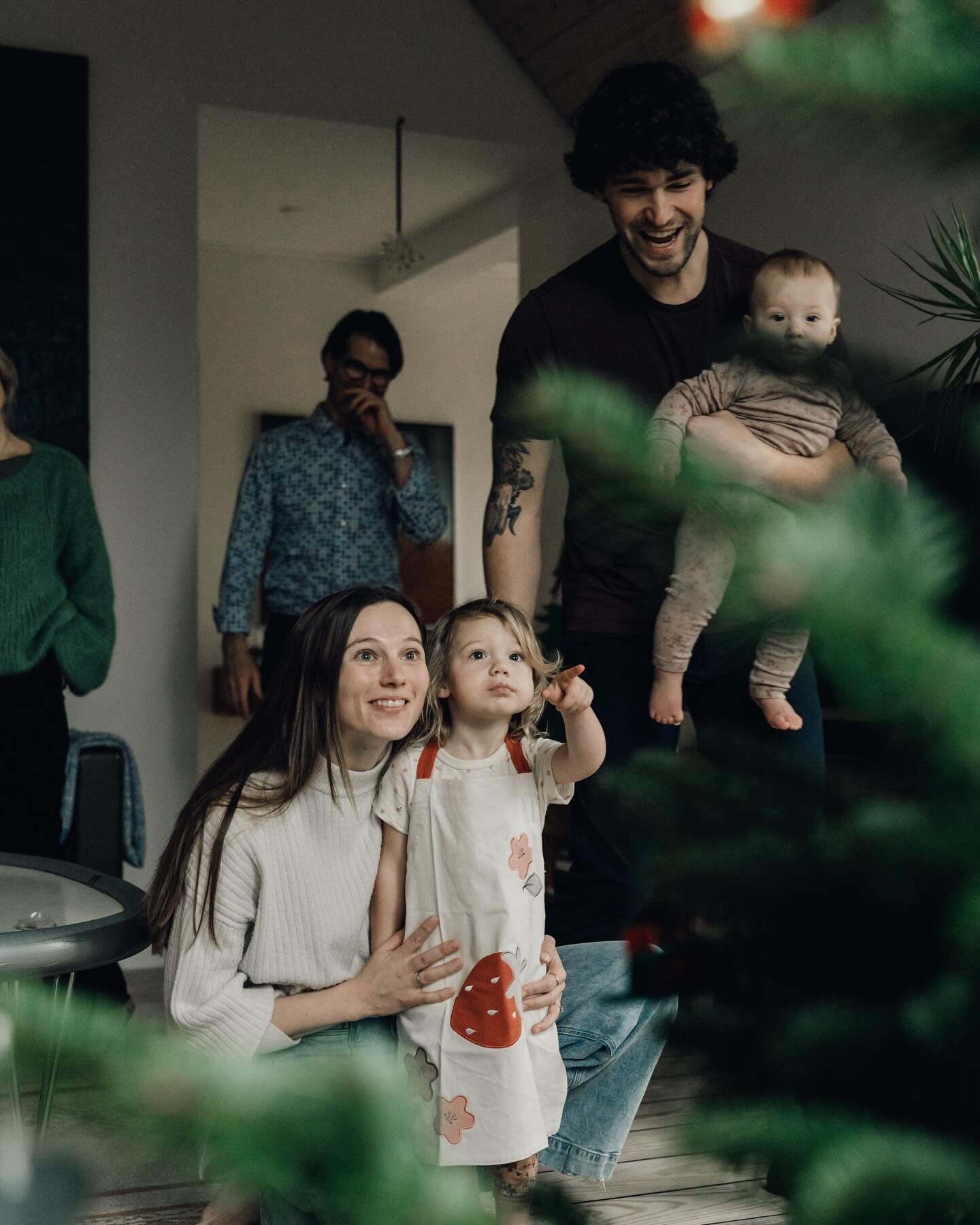 Some cute family photos from last Christmas 🎄
.
.
.
.
.
@srhfischer 
#familyphotography #familyphotoscopenhagen #copenhagenfamilyphotography