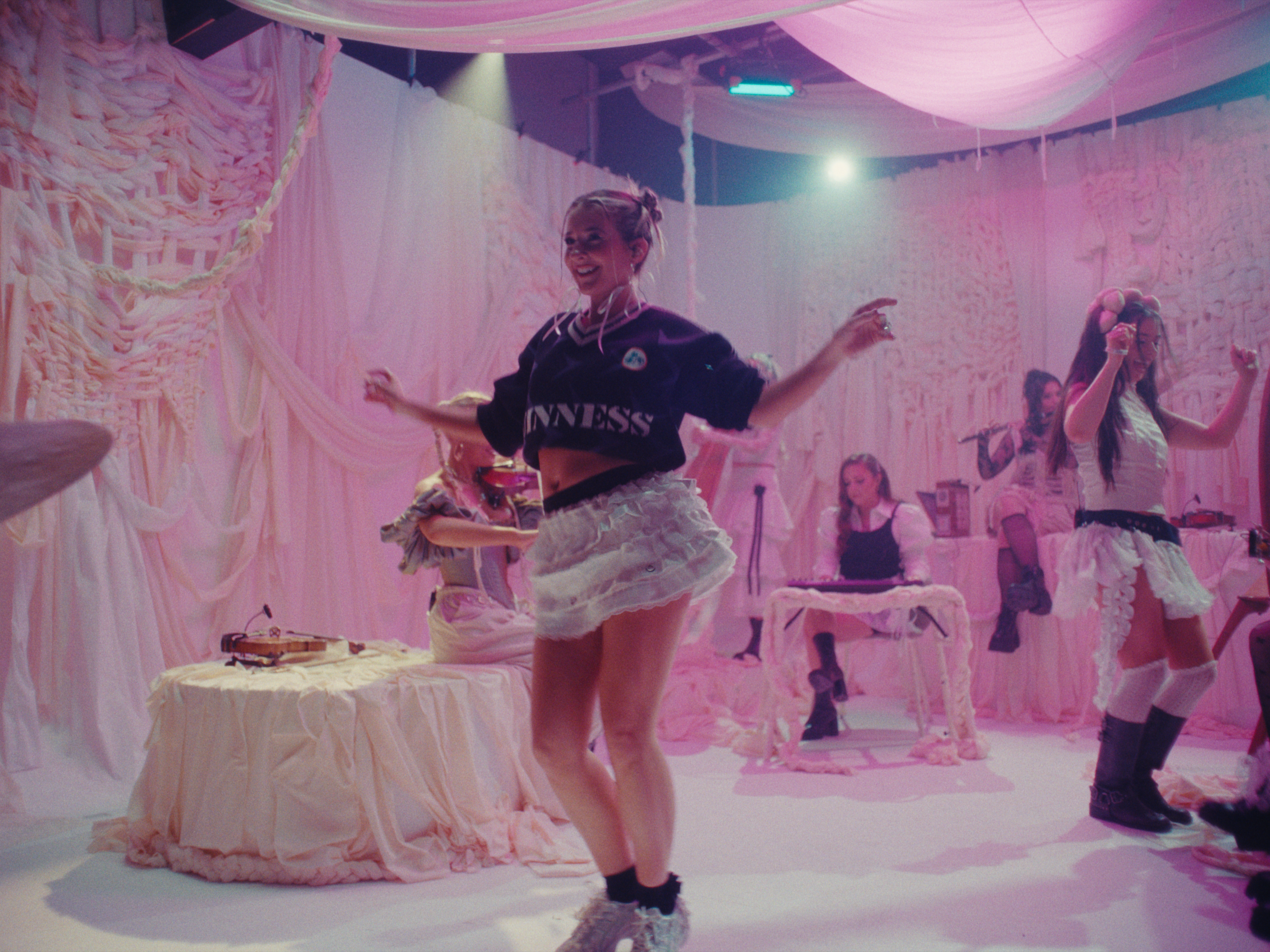 Biird_Love Buzz_Still-42.png