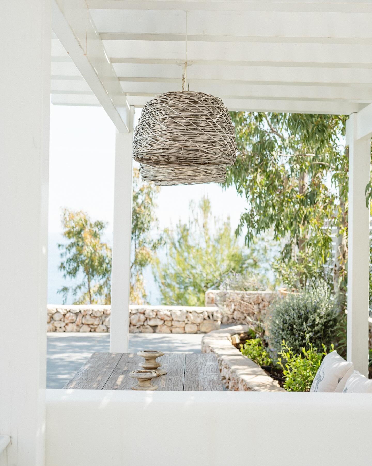 Breakfast, lunch and dinner with a view🌊🤍

Scroll to the end to spot Kefalonia island!

📍Villa Antilia 
⠀⠀⠀⠀⠀⠀⠀⠀⠀
&bull;
&bull;
&bull;
&bull;
#travellingtips #designvilla #bohemianstyle #designhouse #luxuryhouse #luxurytraveller #architecturedesig