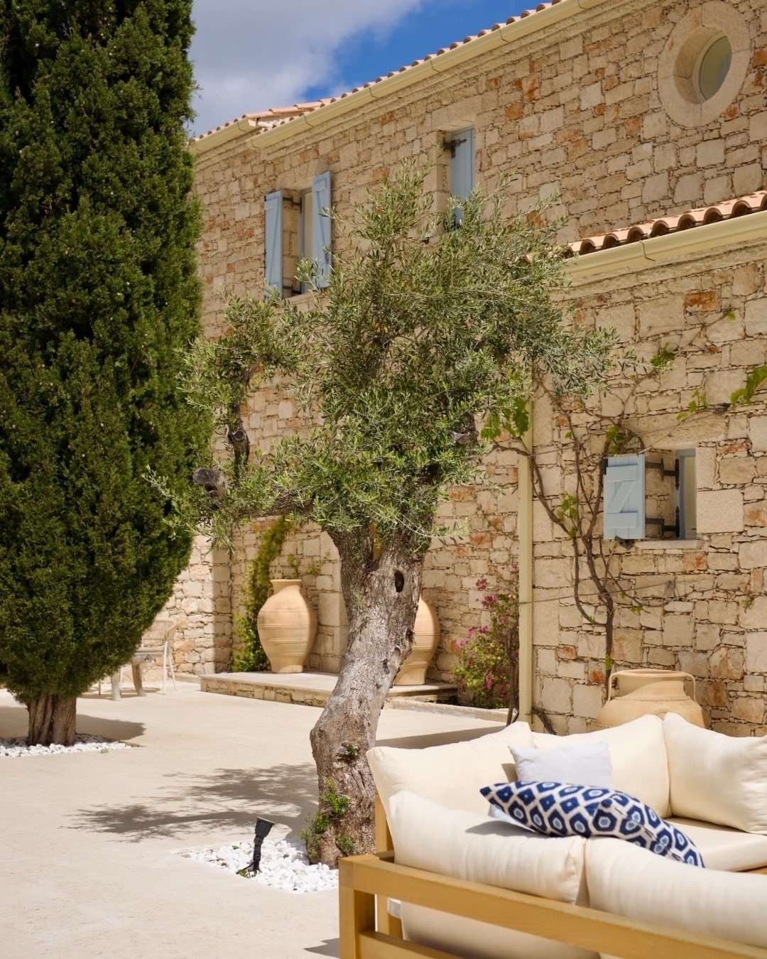 Mornings begin slowly with a cup of tea, evenings end with clinking glasses &mdash; all in the heart of Villa Lagaria&rsquo;s courtyard ❤️
⠀⠀⠀⠀⠀⠀⠀⠀⠀
⠀⠀⠀⠀⠀⠀⠀⠀⠀
⠀⠀⠀⠀⠀⠀⠀⠀⠀
#VillaLagaria #CourtyardLiving #SlowLuxury #MorningToEvening #MediterraneanMoment