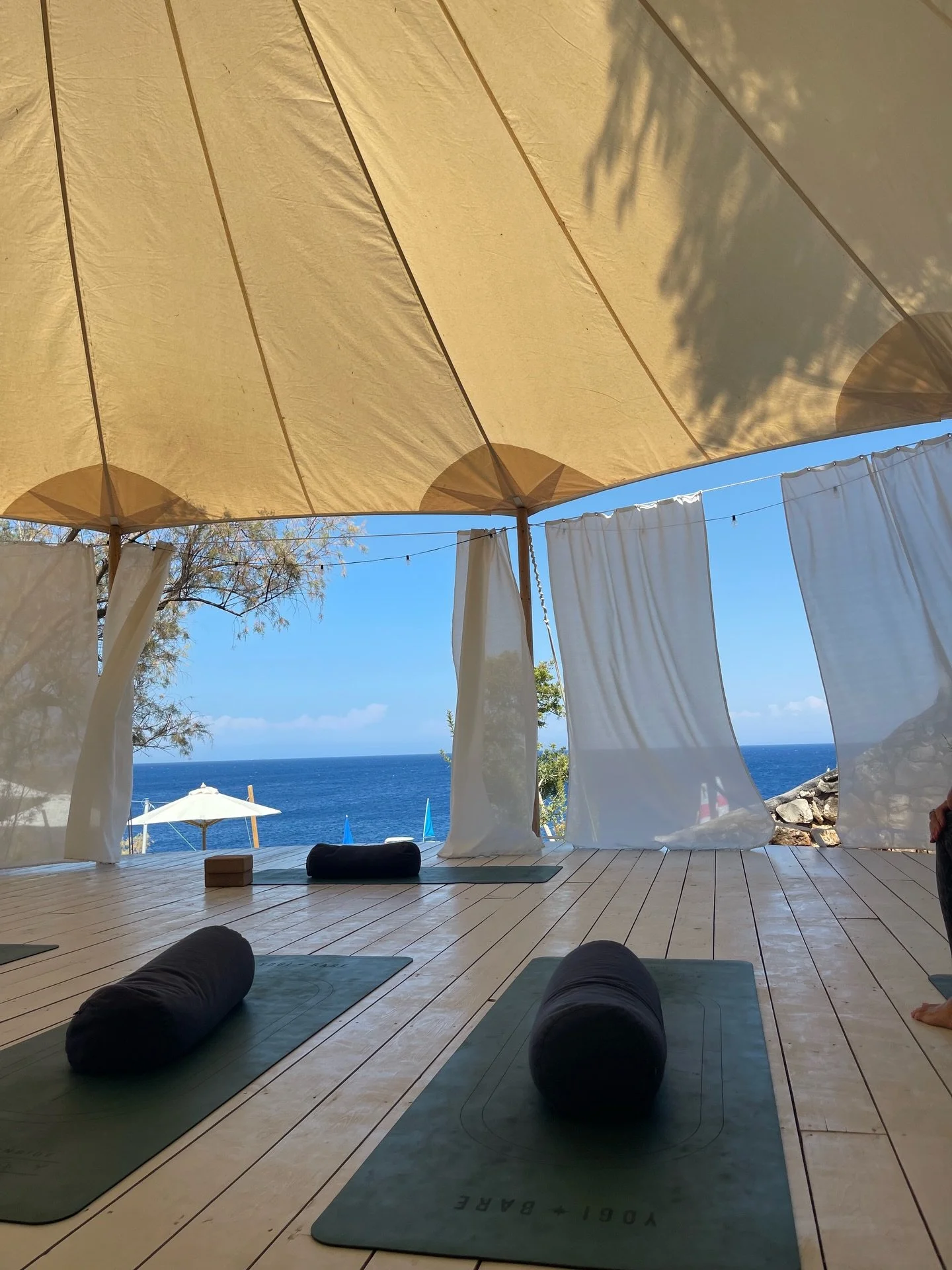 And breathe&hellip; 🧘&zwj;♀️
Yoga to the rhythm of crashing waves &mdash; pure relaxation ❤️
⠀⠀⠀⠀⠀⠀⠀⠀⠀
#VillaLagaria #BeachYoga #WellnessEscape #SlowLiving #FindYourCalm