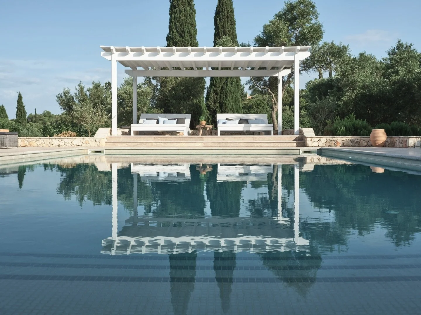 Still water, soft surroundings, and views that speak for themselves - poolside at Villa Lagaria. ✨
⠀⠀⠀⠀⠀⠀⠀⠀⠀
#VillaLagaria #PoolWithAView #LuxuryEscape #MediterraneanLiving #PoolsideVibes