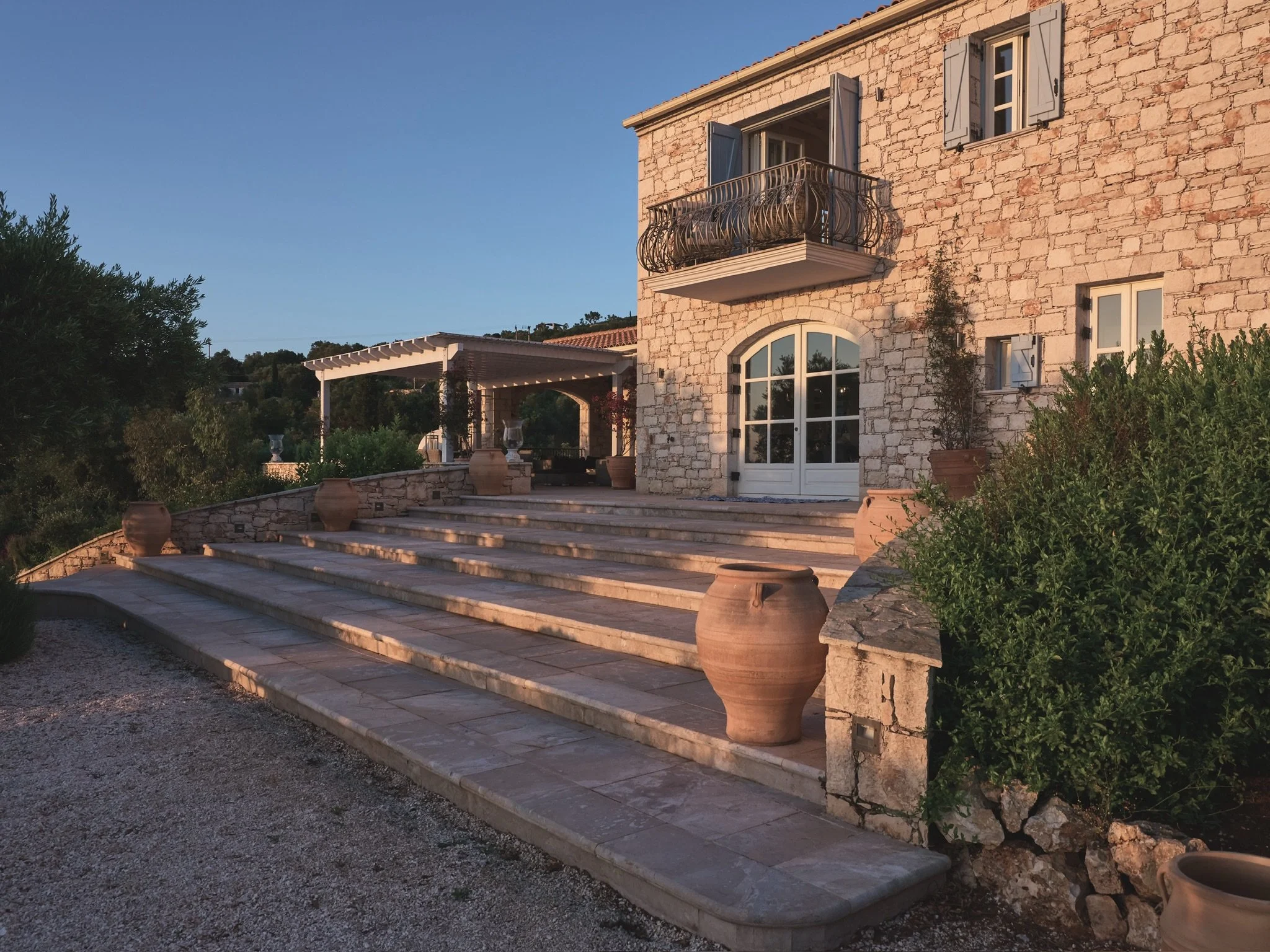 Before the world wakes up, Villa Lagaria glows quietly in the morning light. 🌿
⠀⠀⠀⠀⠀⠀⠀⠀⠀
#VillaLagaria #MorningGlow #GoldenMorning #MediterraneanLiving #PeacefulEscape