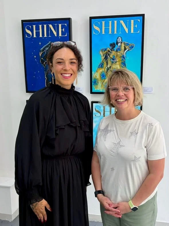 I had a special visitor to the gallery today.. 

@vivhoney11111 bought my original painting, 'Blue Skies' at the Bishop of Sheffield Charity auction a couple of months ago ~ slide to see the piece proudly hanging in her home. 

It was so beautiful to