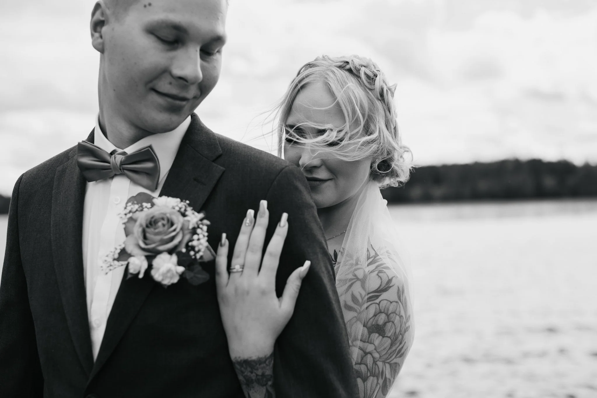 Kuvaan dokumentaarisia hääkuvia   rennolla  otteella  ammattimaisesti.