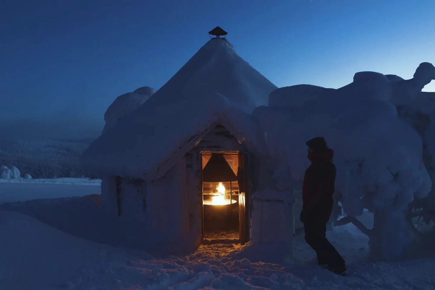 T&auml;&auml; oli yksi rapsakka tammikuinen aamu, kun hiihtelin Sallatunturin p&auml;&auml;lle tekem&auml;&auml;n tulet kotaan ja odottelin ett&auml; influensserit saapuvat kelkkakyydill&auml; kuvaamaan auringonnousua. 😃

Kuvan otin itse jalustalla 