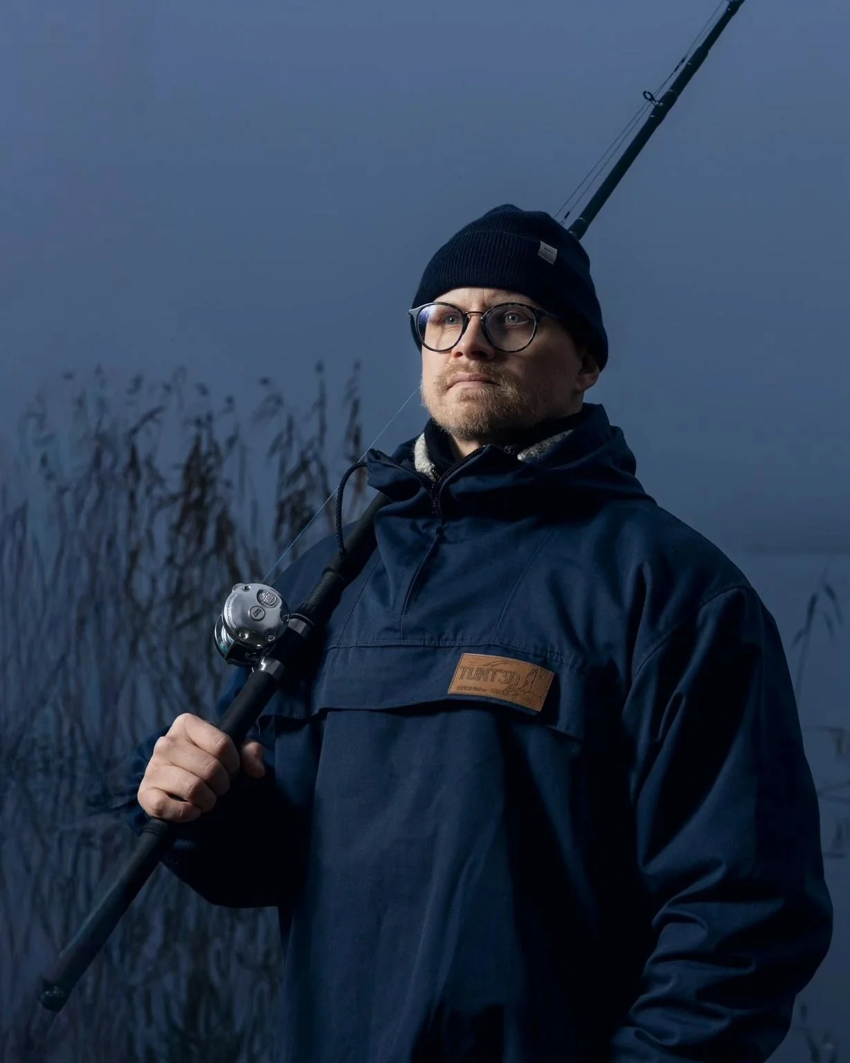 Aamulla oli niin hieno usva, ett&auml; teki mieli l&auml;hte&auml; reenaamaan potretteja. Tytt&ouml; istu rattaissa k&auml;det ja suu t&auml;ynn&auml; naksuja, ett&auml; sain pienen hetken kuvata. 🤓