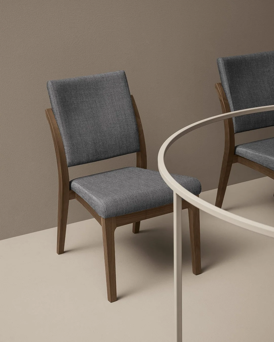 piaval_mamy_chair_contract_66-11-1_set-1.jpg