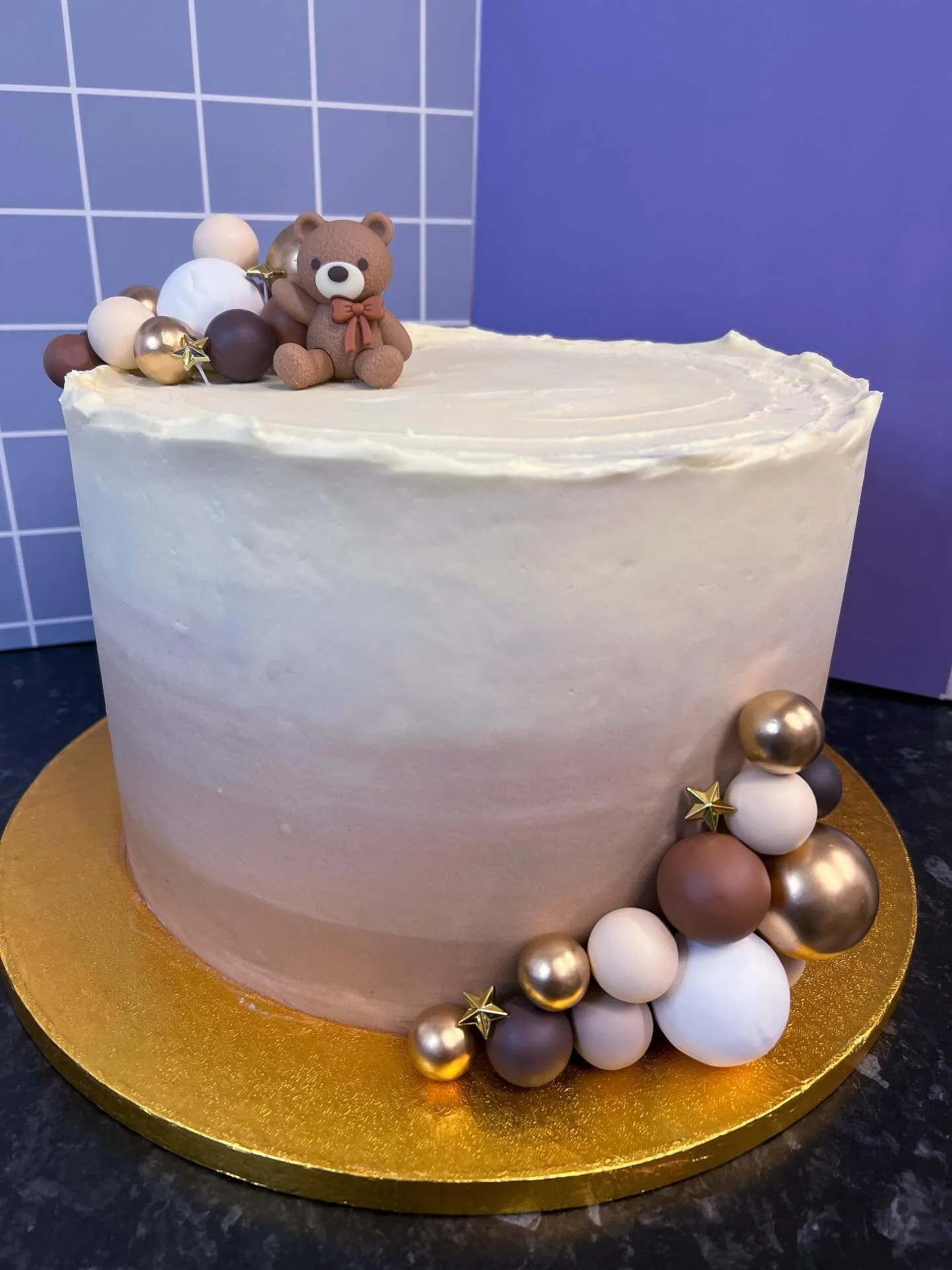 Bear baby shower cake 🤎🤍 

Haven&rsquo;t done an ombre style in a while, and I loved this one 🤎 

#babyshowercake #wiltshirecakes #bakewithlil #chocolateombre #homebaker