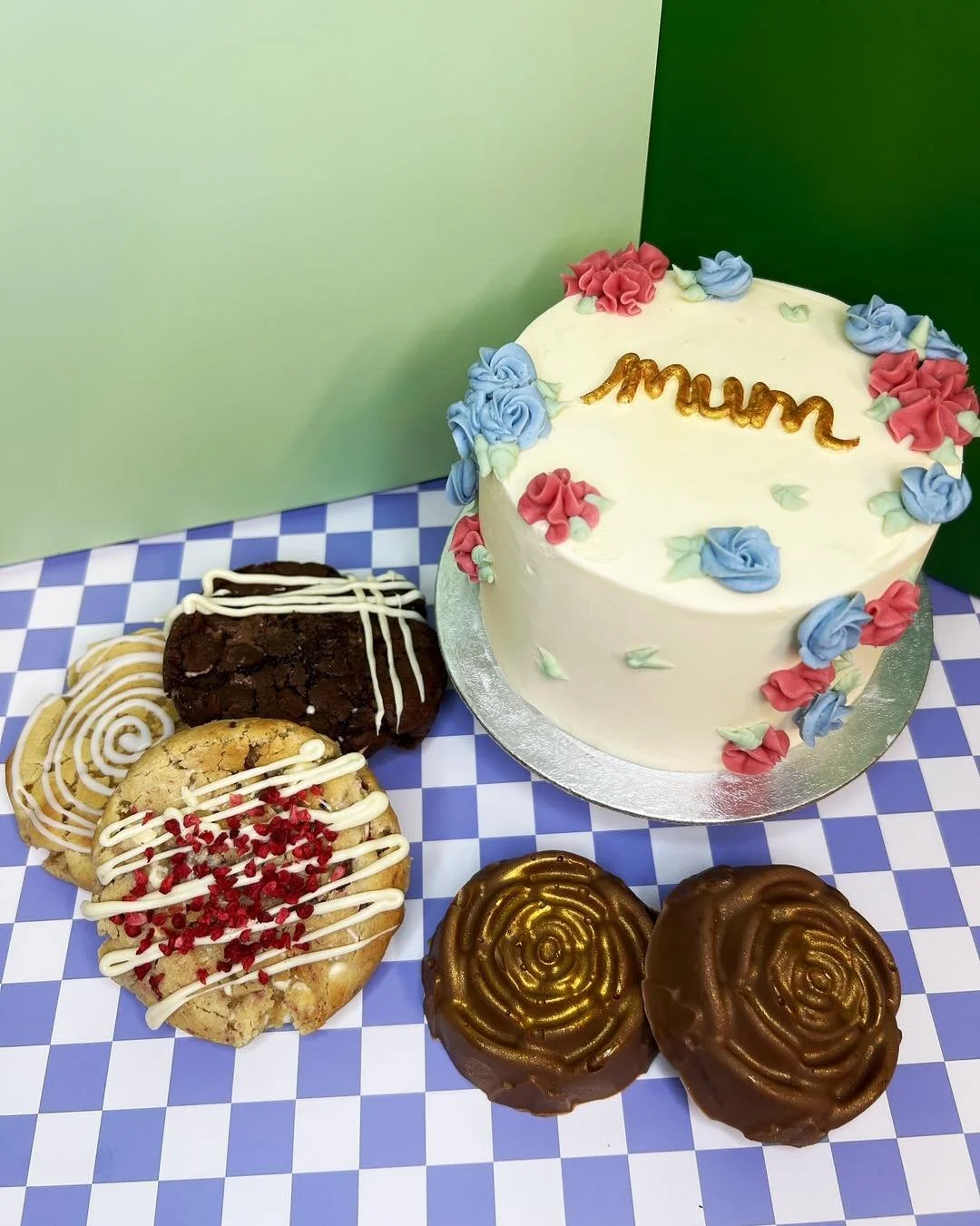 🌸MOTHERS DAY🌸 

Here it is, preorders are now live on my website (link in bio). 

🌸 Bento Cake - 4in vanilla sponge with a floral buttercream design. Choice of fillings- raspberry conserve, lemon curd, or white chocolate and raspberry. 
Name optio