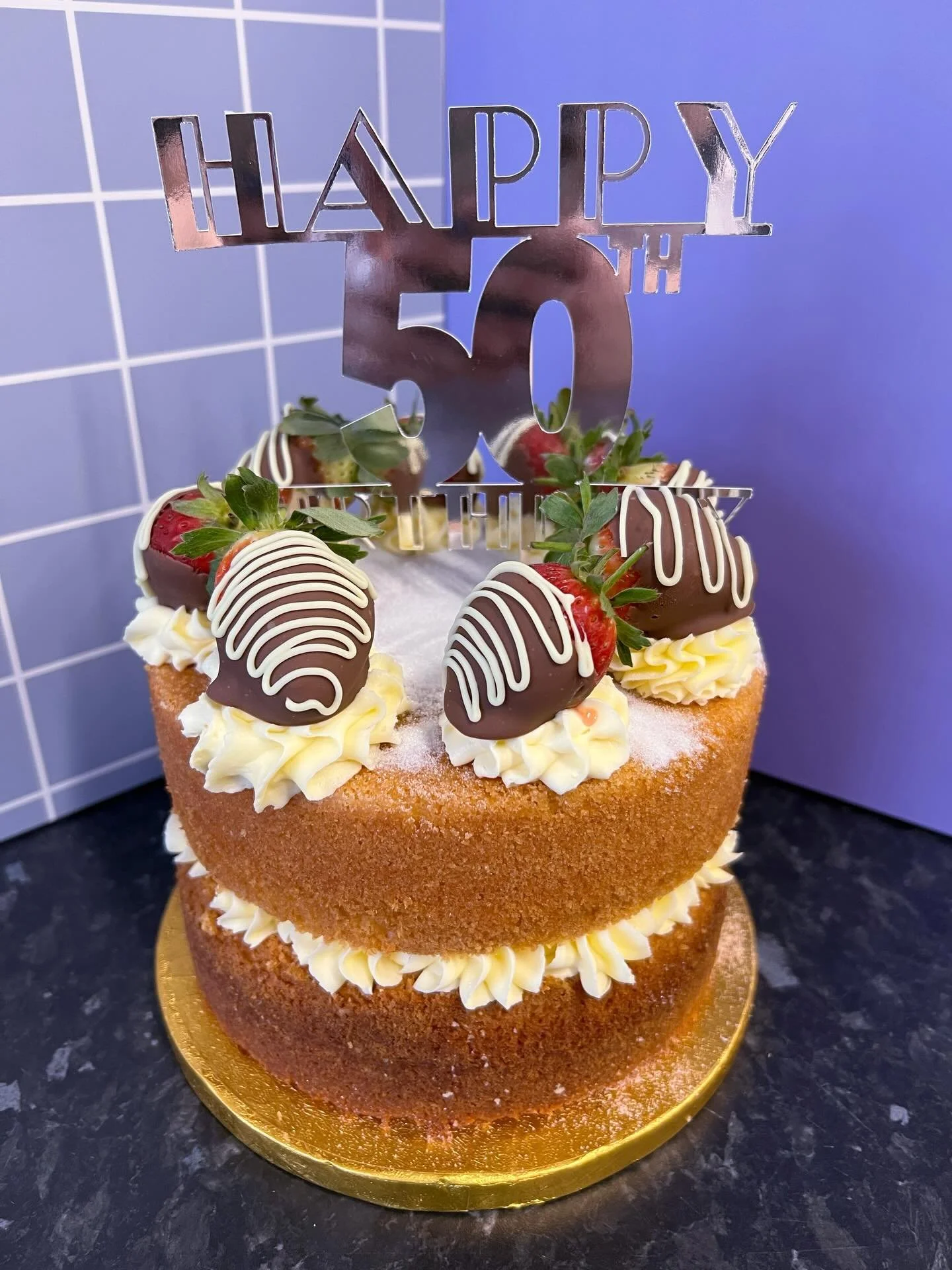 A traditional Victoria sponge, topped with chocolate covered Strawbs and a birthday topper 😍

#victoriasponge #strawberries #wiltshirecakes #bakewithlil #50thbirthdaycake