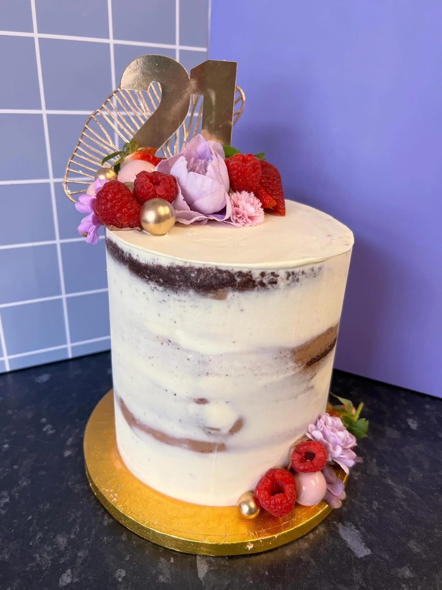 21 🌸🍓✨

Semi naked, with chocolate filling, decorated with fresh fruit, faux flowers, gold balls and lots of sparkle ✨ 

#wiltshirecakes #21stbirthday #birthdaycake #bakewithlil #wiltshire
