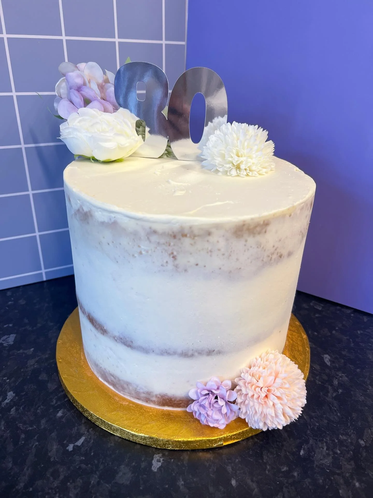 Semi naked, and florals!! So elegant, and perfect for 80th birthday celebrations 🌹🌸

#cakes #80thbirthday #wiltshirecakes #bakewithlil #devizes