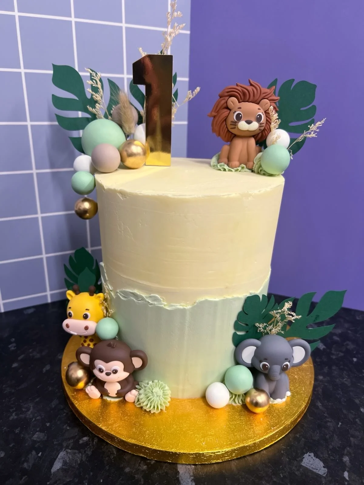 Wild One!! 

Love this design!! Featuring a fault line base, customs toppers and dried flowers 🦁🐘🐵🦒

#firstbirthday #wildonebirthday #wiltshirecakes #bakewithlil