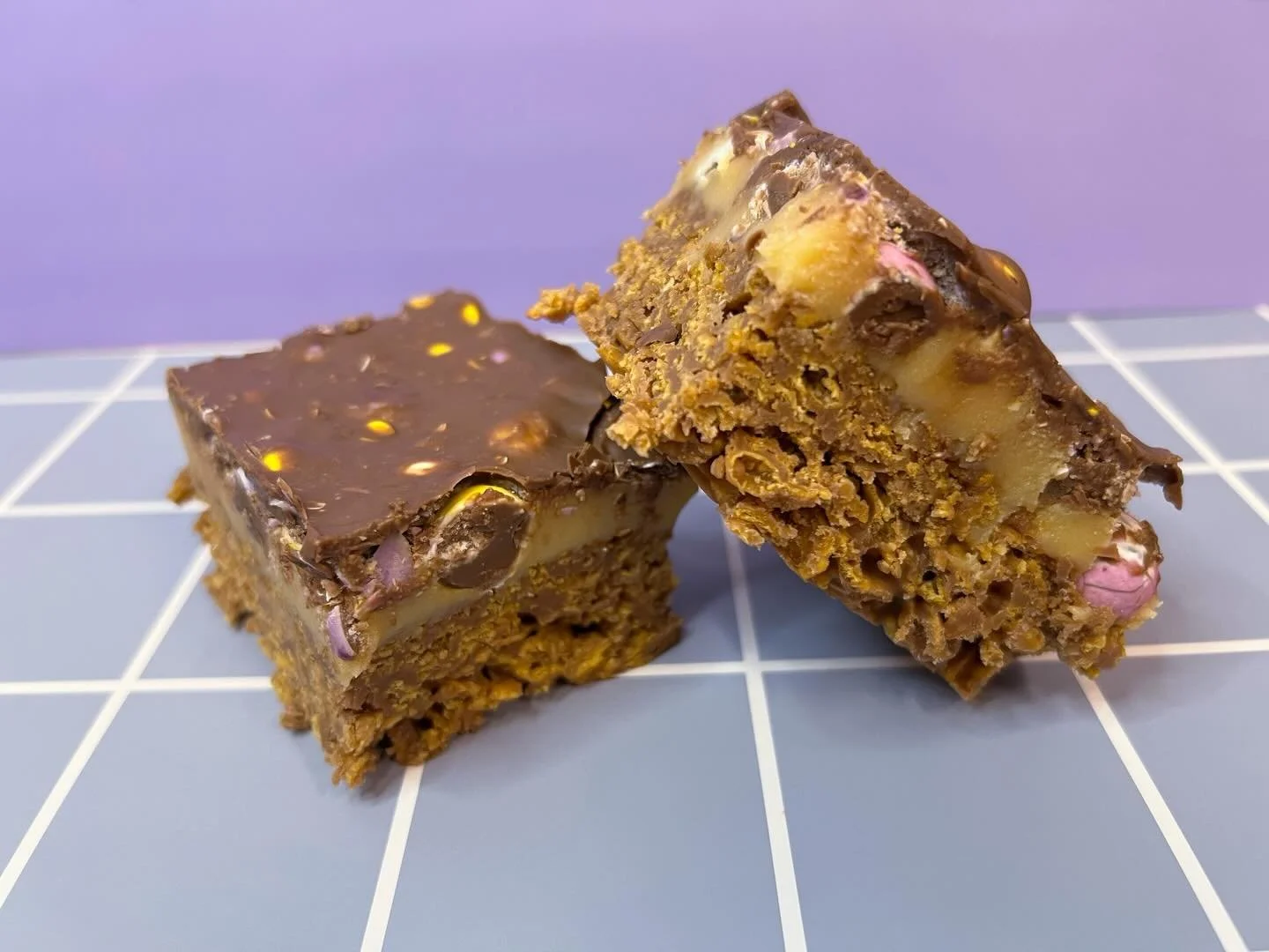 Sneak peek at some of the bakes on the market tomorrow 👀 

🐣Mini Egg Millionaires Cornflake Crackle - cornflake crackle made with the same gorge chocolate base I use for tiffin, with a layer of caramel, a layer of crushed mini eggs and topped with 