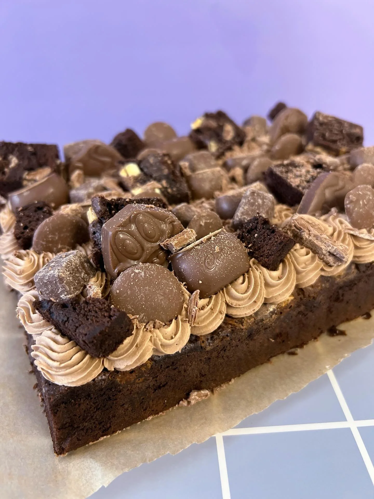 Loaded chocolate brownie anyone? 

The perfect choice if sponge cake isn&rsquo;t your thing! These come in two sizes and can be topped with all your fav choccies (as long as I can get hold of them 🙈) 

#chocolatebrownie #wiltshirecakes #chocolateove