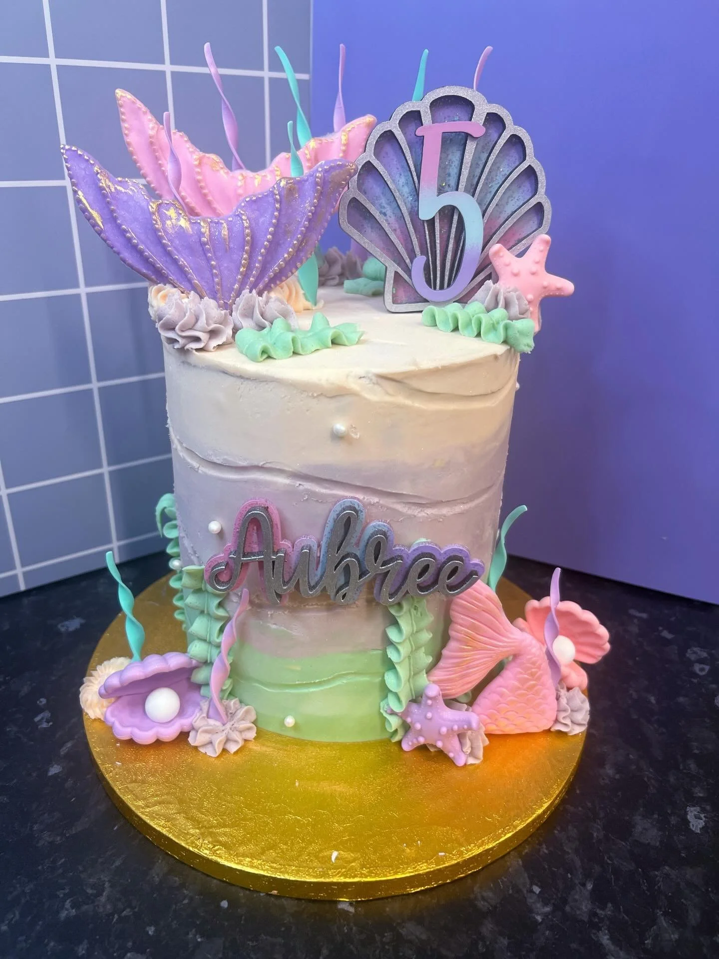 The brief was &lsquo;mermaids&rsquo; 🧜&zwj;♀️

Looove this so much (might make myself a mermaid cake next birthday haha) decorated with toppers from the customer 🥰 

💜

#mermaidparty #mermaidcake #wiltshirecakes #bakewithlil #5thbirthday