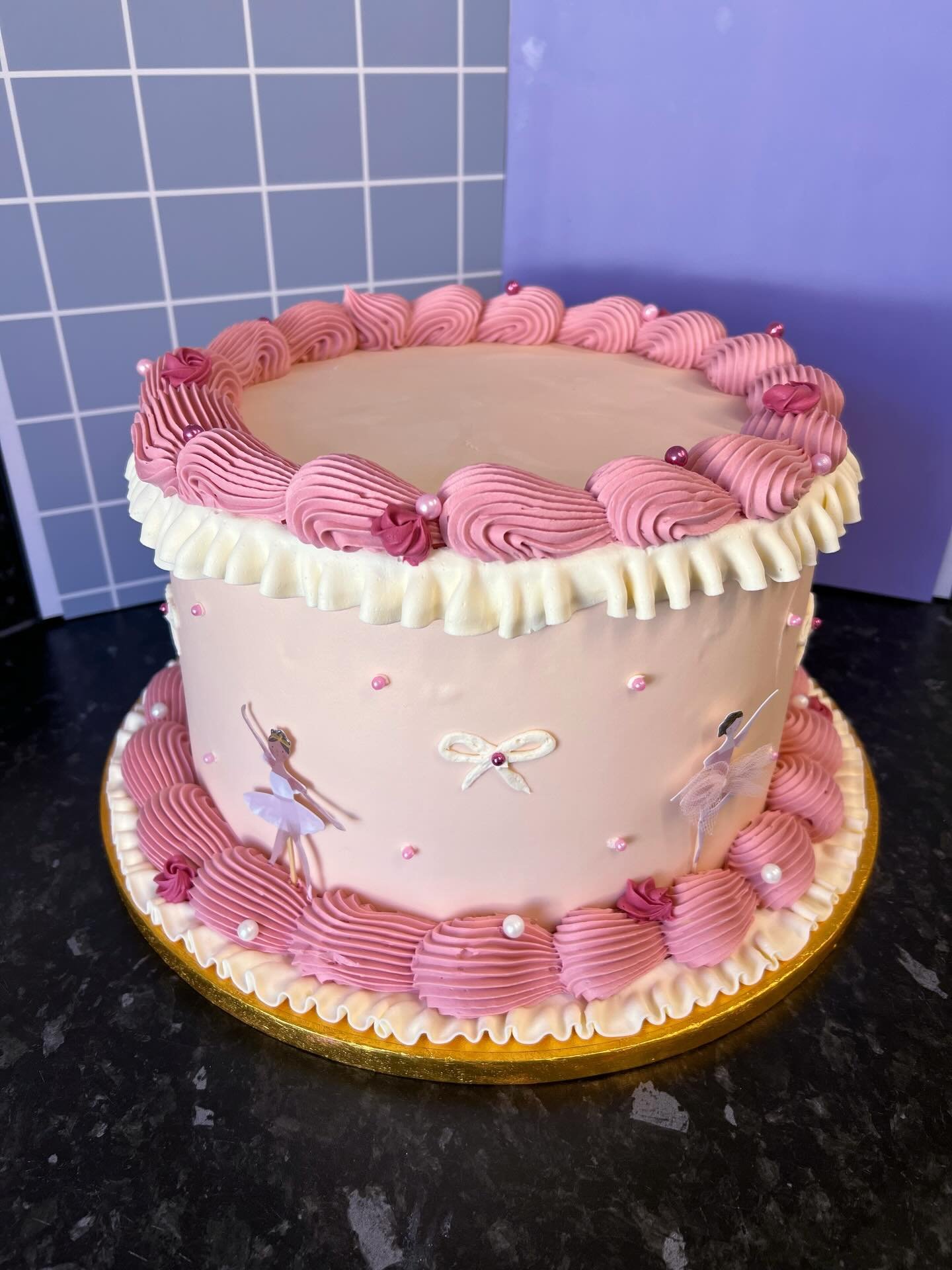 Okay, I know I say it a lot, but this might actually be my new favourite cake 😍 all the ballerina vibes for this one 🩰

#ballet #birthdaycake #wiltshirecakes #bakewithlil #ballerina