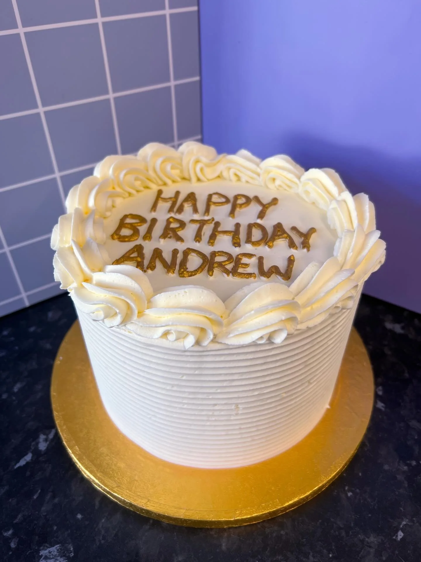 Another birthday message cake! I do love these at the moment 💕 such a cute vibe ✨

#cakesofinstagram #birthdaycake #wiltshirecakes #bakers #bakewithlil