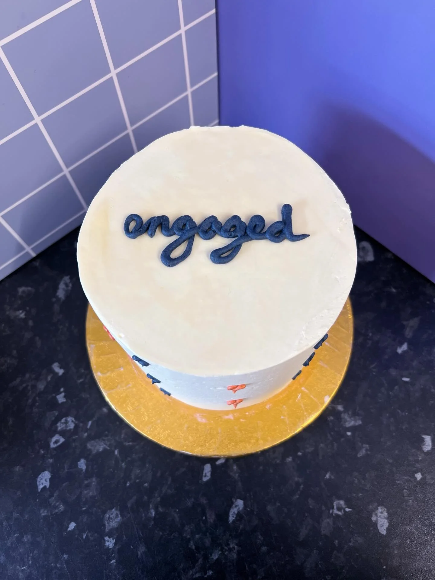Engaged 💍 

With navy and burnt orange hearts to decorate 💙🧡

#engagementcake #engaged💍 #wiltshirecakes #bakewithlil #cakes