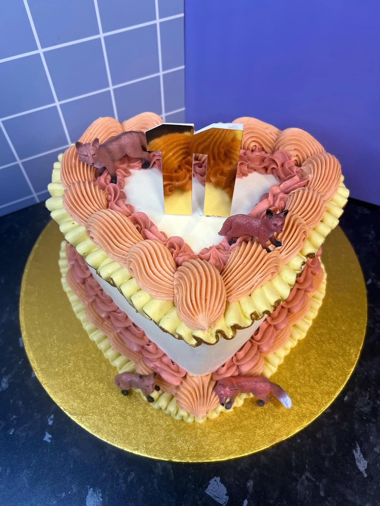 I had so much fun creating this one. The theme was a heart cake, but with Foxes 🦊 

Loooove the gold glitter ofc, and the frills, and the little Fox figures 😍 sooo cuuuteee!!!! 

#heartcake #fox #birthdaycake #wiltshirecakes #bakewithlil