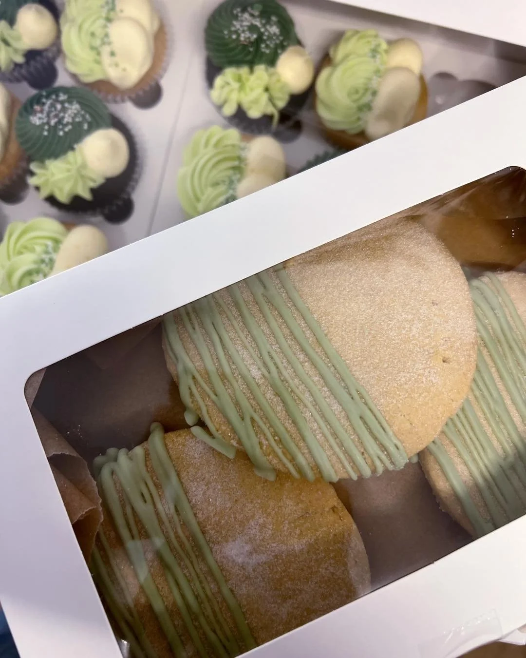 Baby shower bundle! A selection of vanilla and chocolate cupcakes, along with a box of shortbread biscuits. Decorated with greens and I also added a selection of card cupcake toppers in the box for the customer to add themselves. 🦁🌿🐯

#bakewithlil