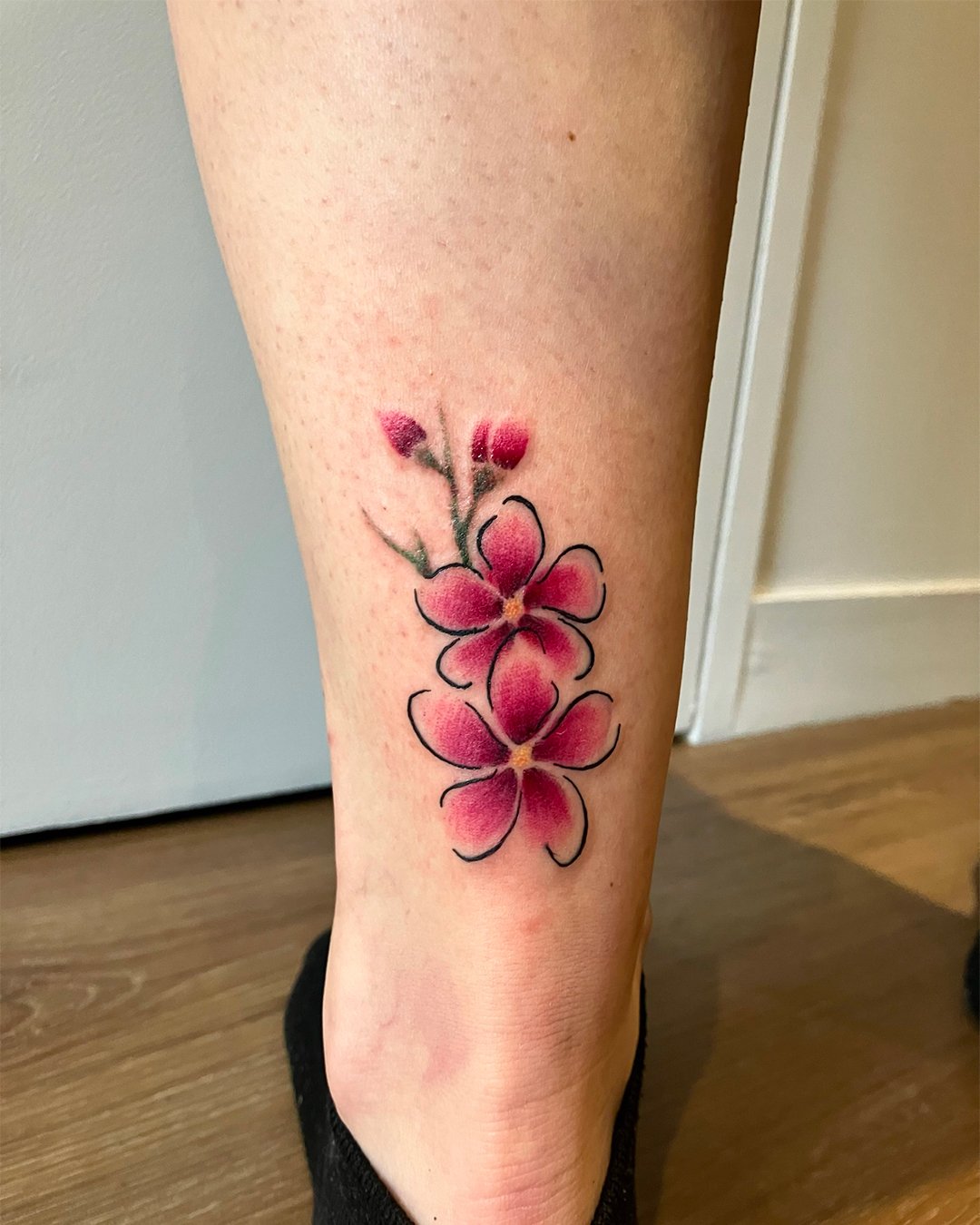 Douces fleurs de cerisier par Madonyourskin 🌸
&bull;
Merci Pauline pour ta confiance et d'avoir adopt&eacute; ce flash ! 
&bull;
&bull;
&bull;
#sakura #flowertattoo #linetattoo #tattoo #tatouage #ink #lyontattoo