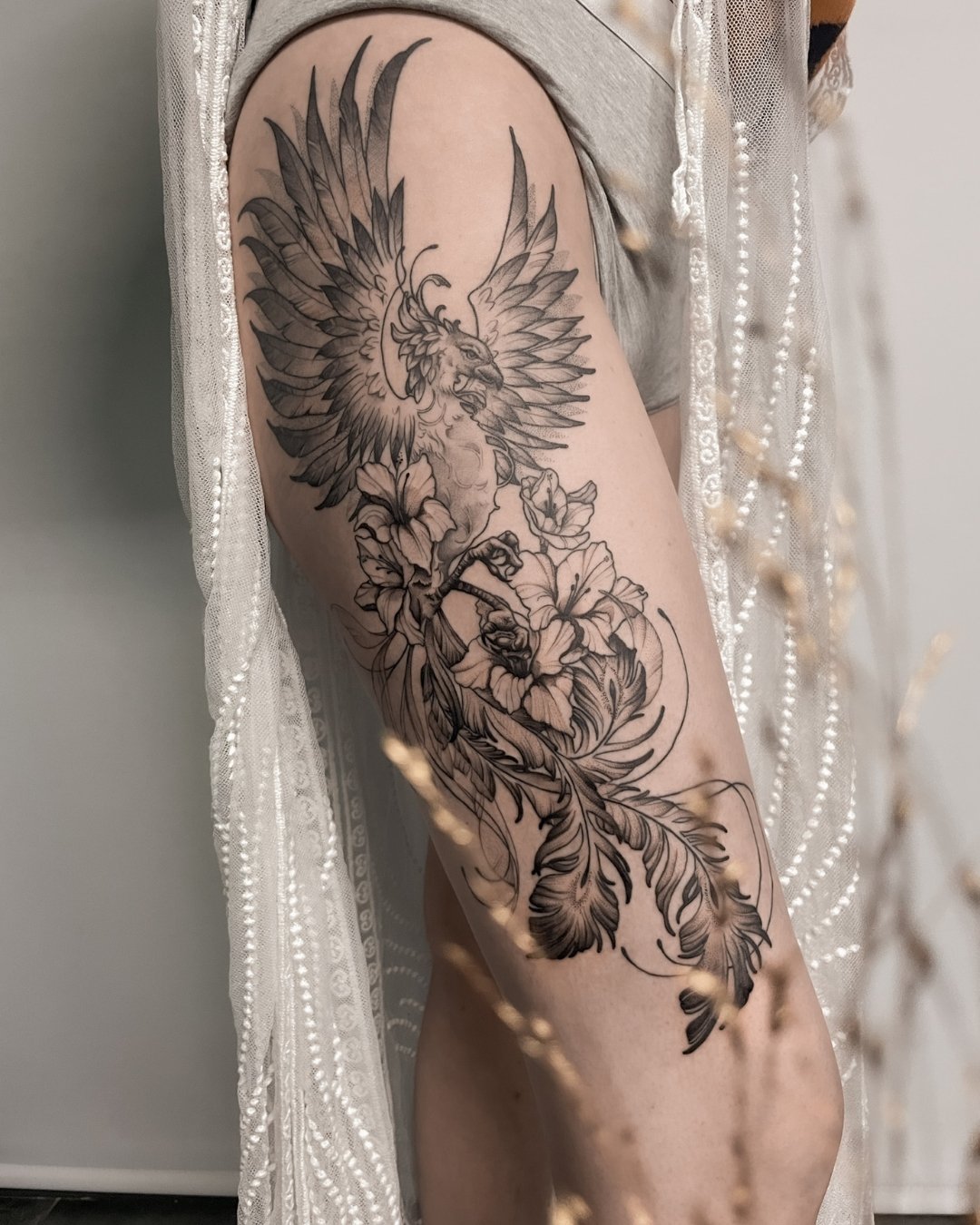 Un ph&oelig;nix et du floral par @vulpera_ 🐦&zwj;🔥
&bull;
Merci Ga&euml;lle pour ta confiance pour ce gros projet 🌿
&bull;
&bull;
&bull;
#floraltattoo #phenixtattoo #tattoo #tatouage #ink #inked #lyontattoo #tatoueuse #vulpera #lyon