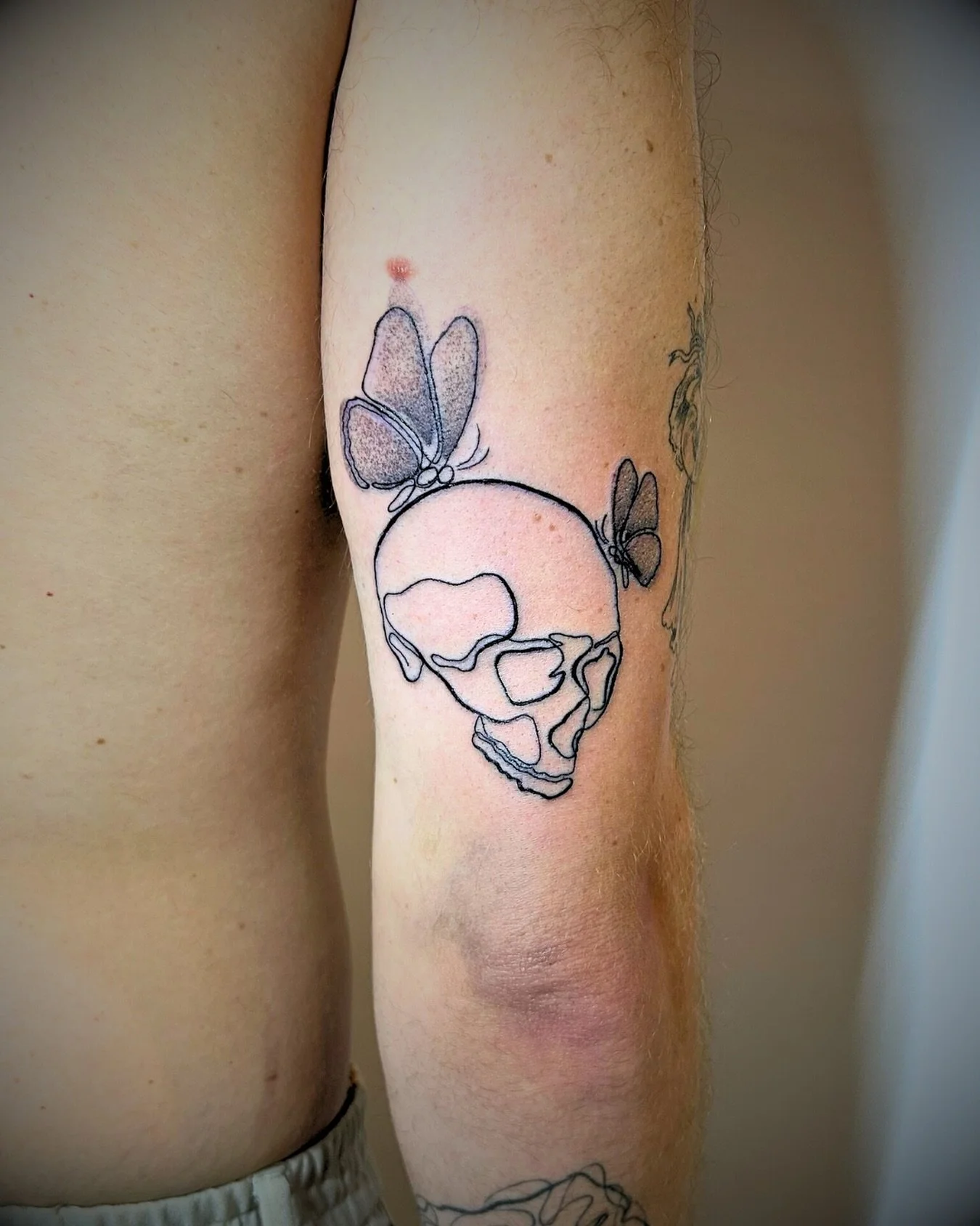 Flash adopt&eacute; et r&eacute;alis&eacute; par @madonyourskin ! 💀🌿
__________________________

Informations et demandes de projets : 
- par DM : @madonyourskin 
- par mail : madonyourskin@gmail.com
__________________________

L&rsquo;Atelier Tatt