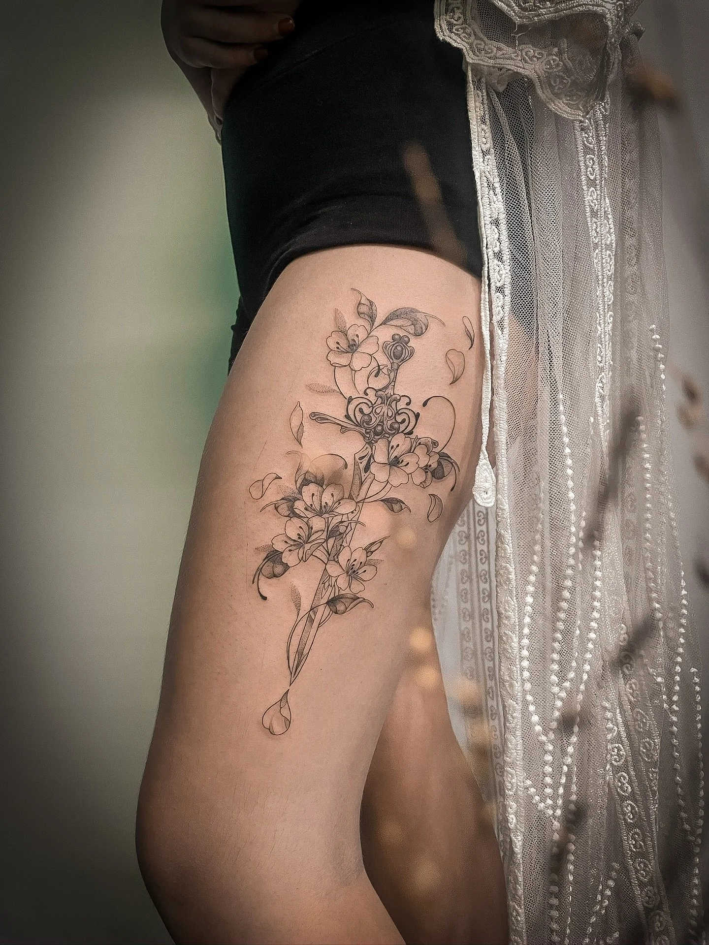 Flash Cherry blossom and Swift r&eacute;alis&eacute; par @vulpera_ 🗡️ 🌸
_______________________
Informations et demandes de projets par mail : 
vulperatattoo@gmail.com
_______________________
#tatouage #tatoueuse #lyontattoo #flashtattoo #swordtatt