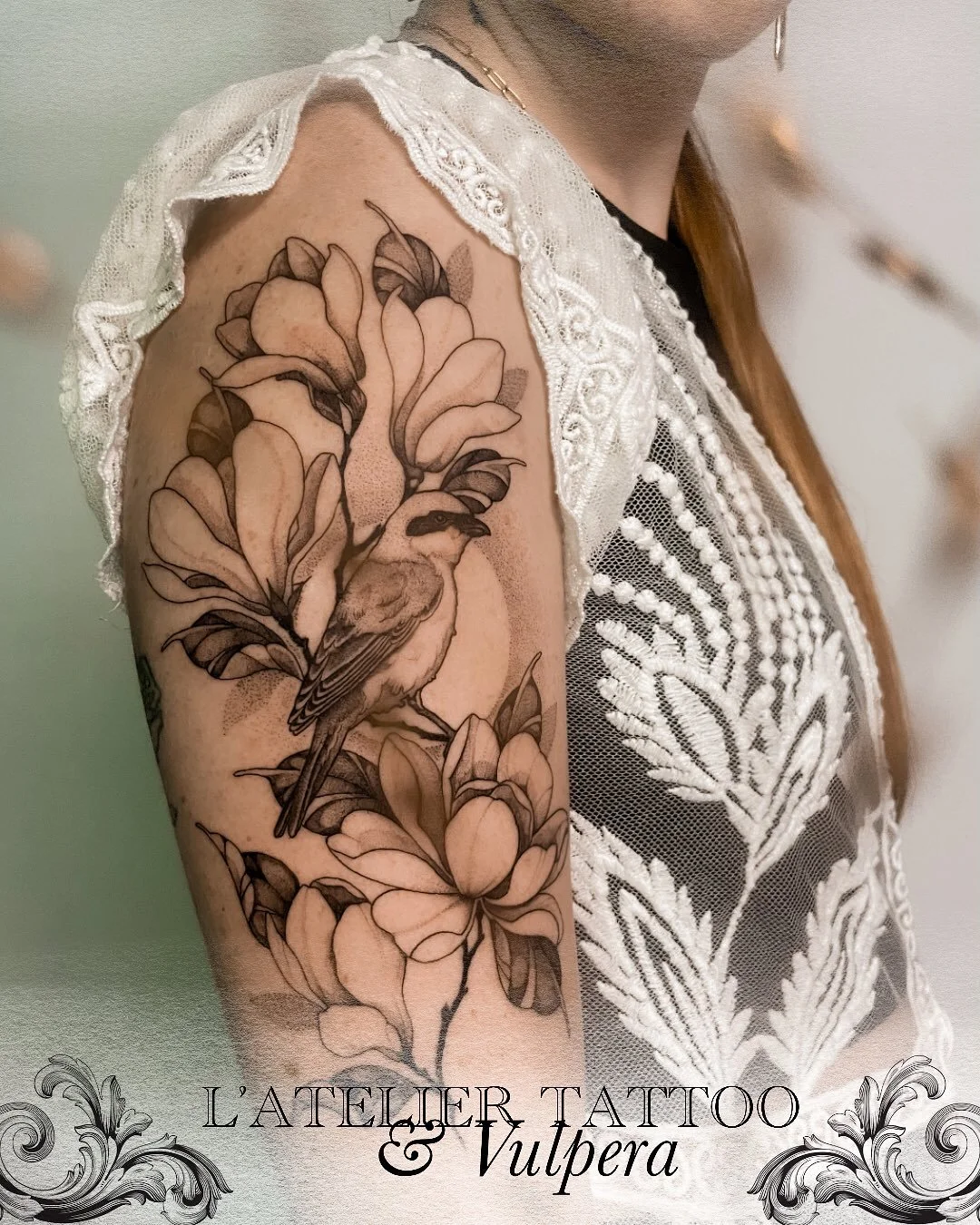 Compo florale et mésange réalisée par @vulpera_ 
.
@probodysupply 
@caenjaimemapeau 
@vulpera_ 
@atelier.tattoo 
#tatouage #birdtattoos #floraltattoos #tattoo #finelinetattoo