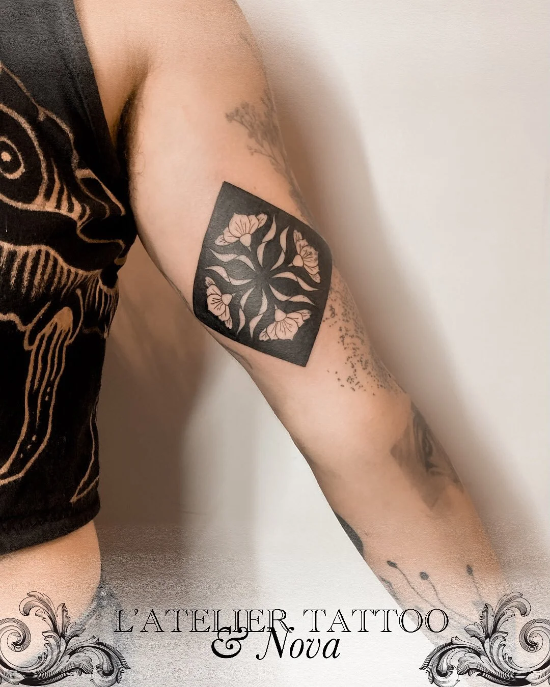 Tatouage réalisé par @novatattoo_ 
.
@probodysupply 
@caenjaimemapeau 
@atelier.tattoo 
@novatattoo_ 
.
#tatouage #flashtattoo #lyontattoo #ateliertattoo