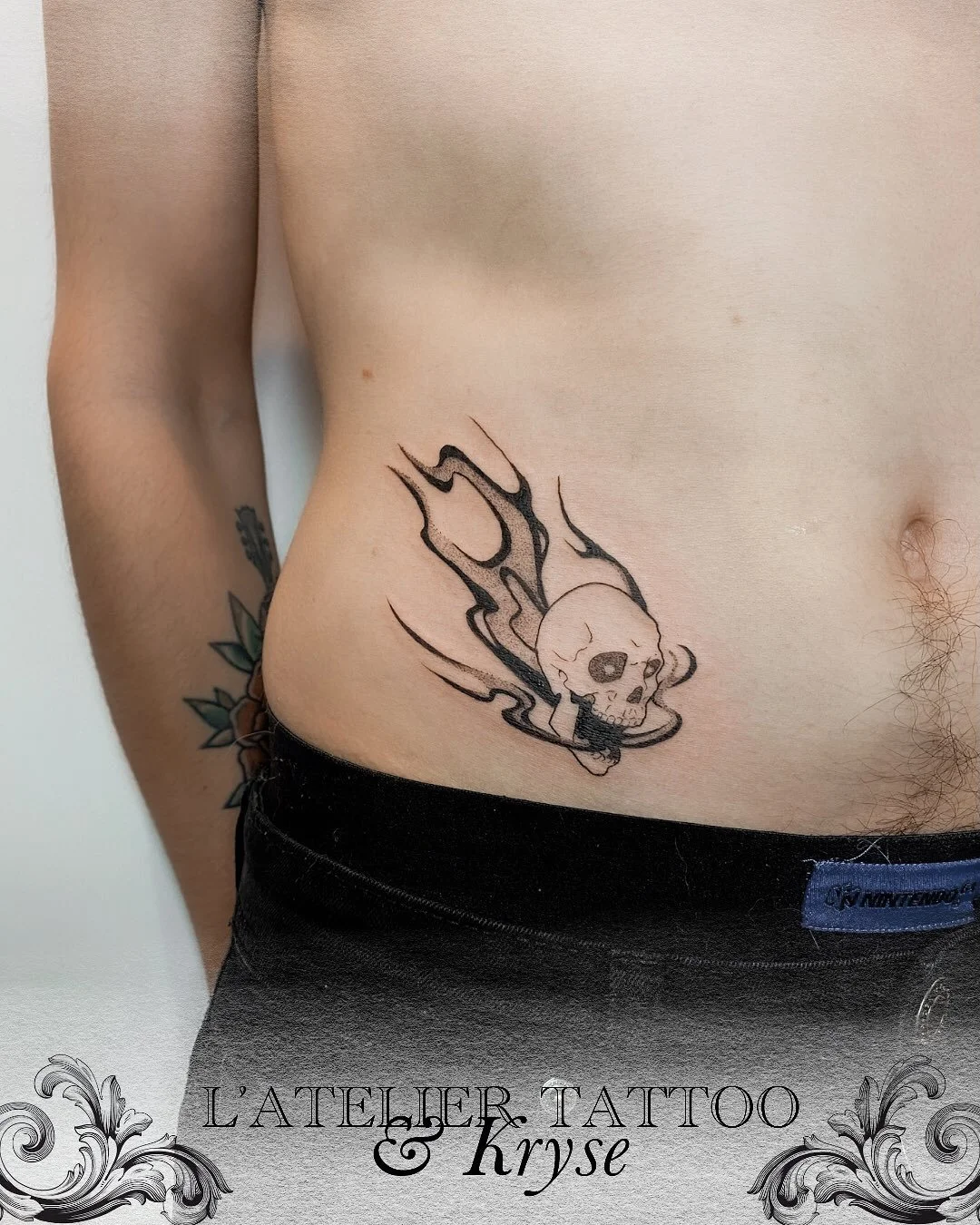 Tatoueuse réalisé par @kryse_ttt 
.
@probodysupply 
@caenjaimemapeau 
@atelier.tattoo 
@kryse_ttt 
.
#tatouage #skulltattoo #flashtattoos #lyontattoo