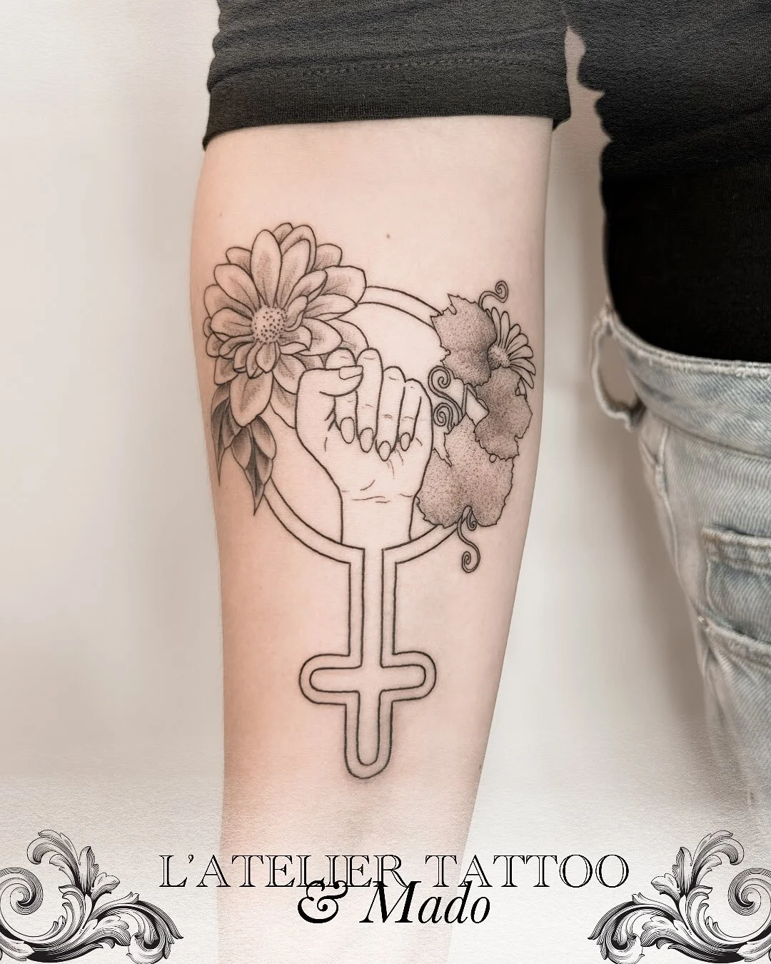 Tatouage réalisé par @madonyourskin 
💪🏻🌸
.
@caenjaimemapeau 
@probodysupply 
@madonyourskin 
@atelier.tattoo 
.
#tatouage #girlpower #floraltattoos #lyontattoo