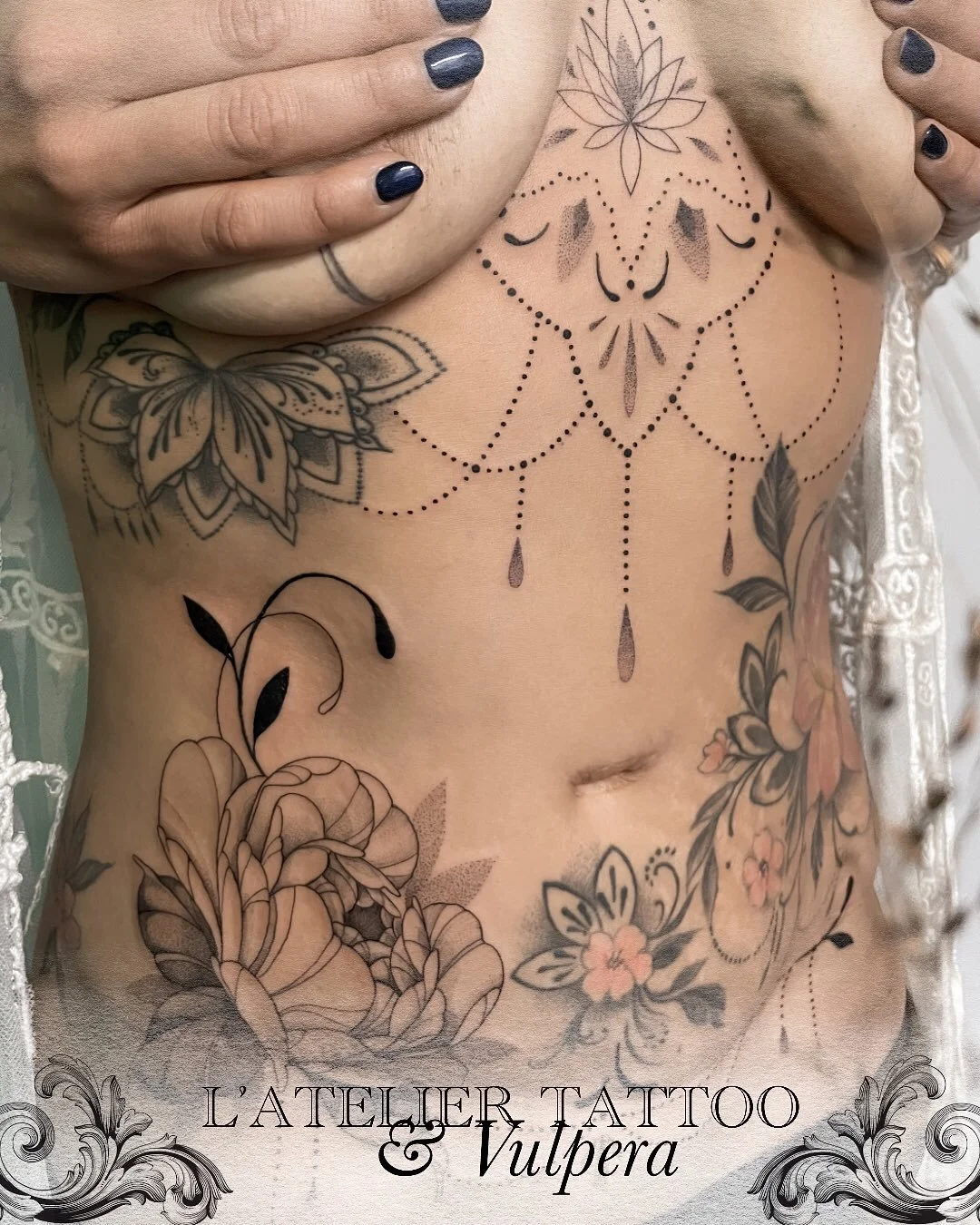 Tatouage réalisé par @vulpera_ 
🎀🩷
.
@probodysupply 
@caenjaimemapeau 
@soeursdencre 
@atelier.tattoo 
.
#tatouage #covertattoo #floraltattoos #lyontattoo