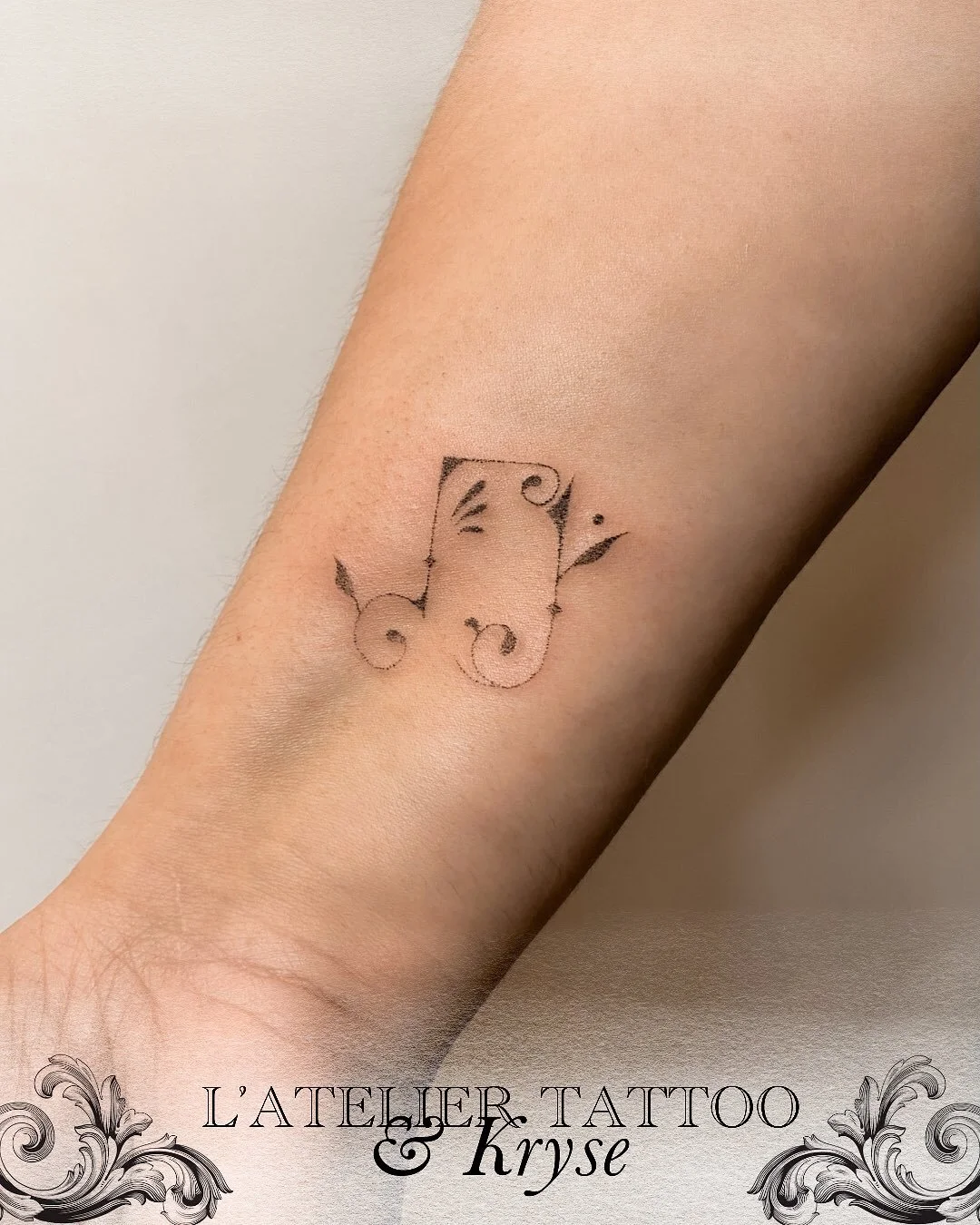 Tatouage réalisé par @kryse_ttt 
Il lui reste des flash dispos écris lui pour réserver le tien !
.
@kryse_ttt 
@probodysupply 
@caenjaimemapeau 
@atelier.tattoo 
.
#flashtattoo #tatouage #lyontattoo #magicaltattoo