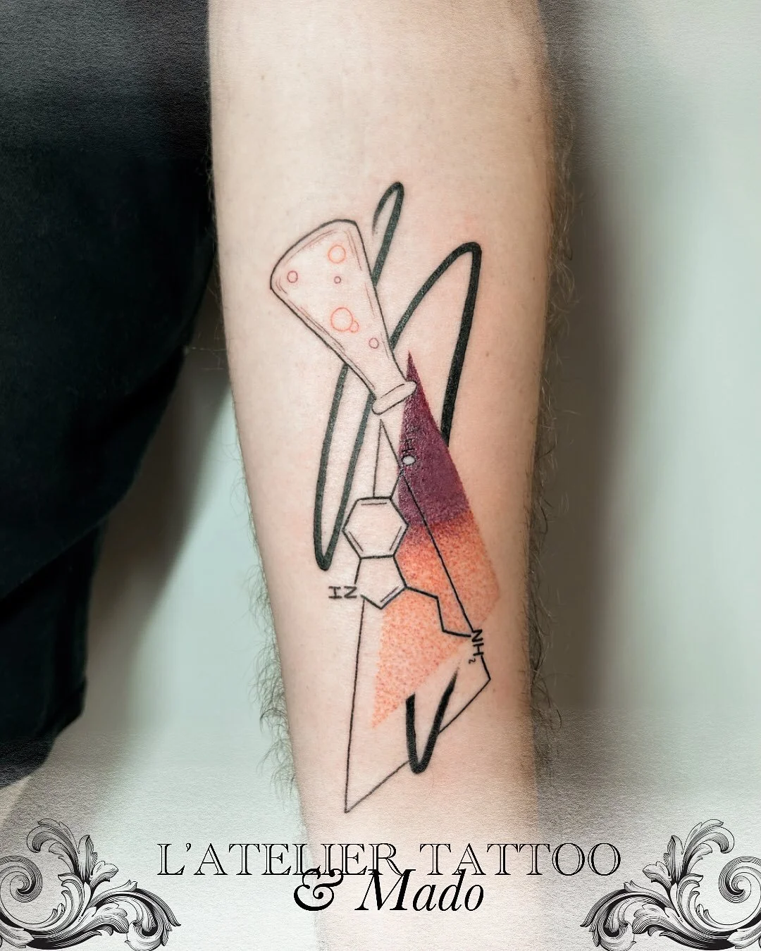 Tatouage r&eacute;alis&eacute; par @madonyourskin 
D&eacute;couvrez son univers color&eacute; et inspirant 
🩷❤️🧡💛💚🩵💙💜🖤
.
@madonyourskin 
@caenjaimemapeau 
@probodysupply 
@atelier.tattoo 
.
#colortattoo #graphictattoos #tattoosignature #tatto