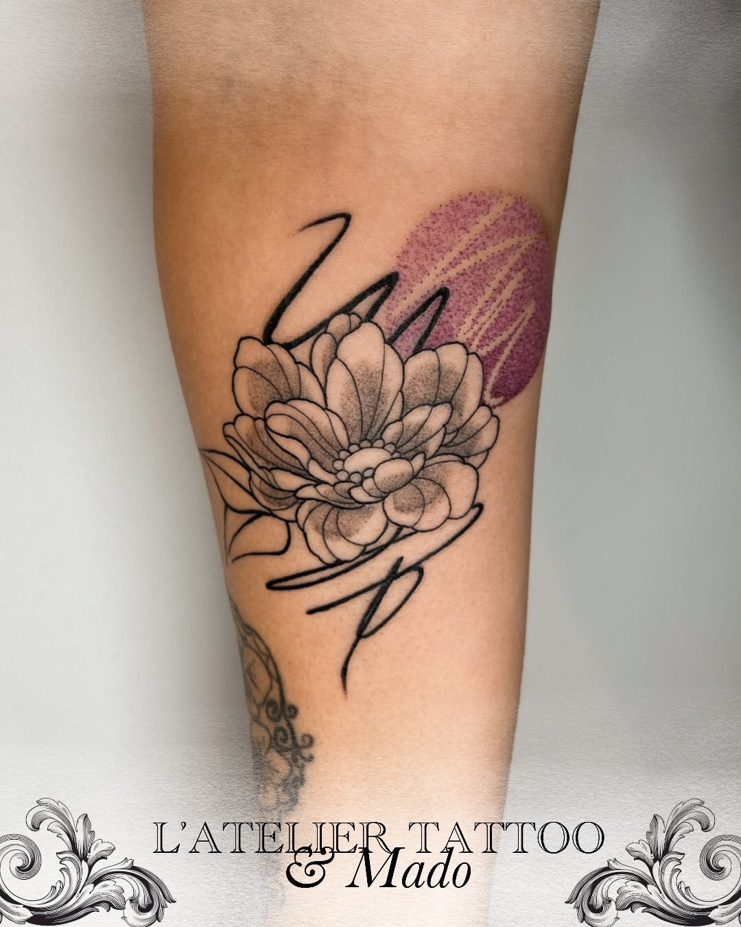 Tatouage graphique et floral r&eacute;alis&eacute; par @madonyourskin 
Si tu aimes les fleurs et que tu as envie d&rsquo;exprimer ta cr&eacute;ativit&eacute; avec une touche de couleur c&rsquo;est l&rsquo;artiste qu&rsquo;il te faut !
.
@madonyourski