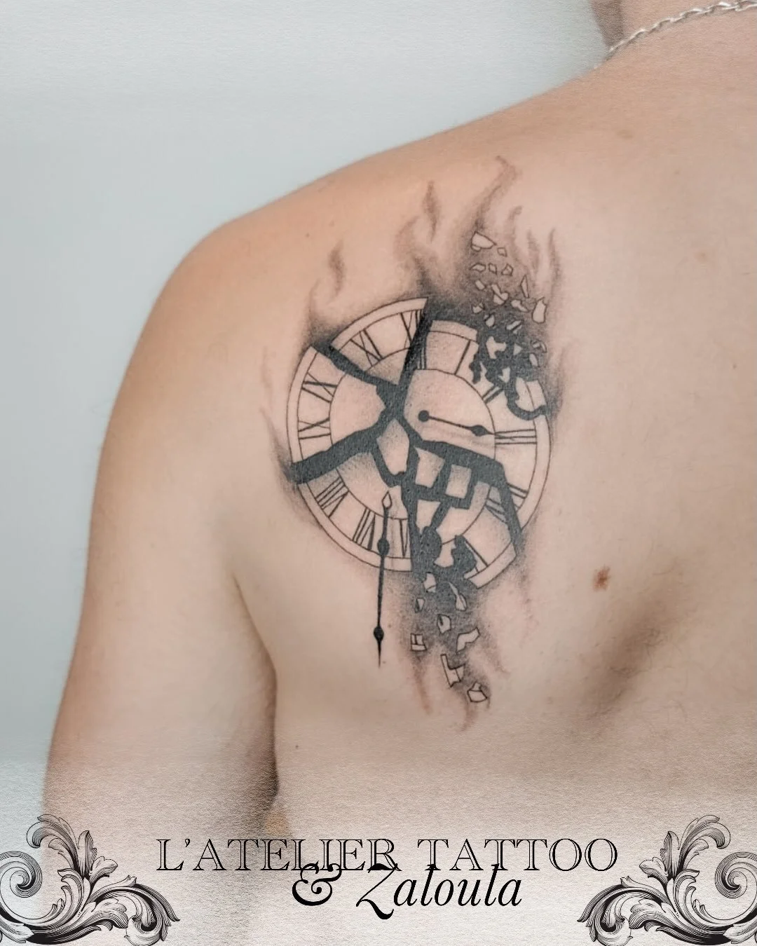 Le temps se fissure, mais l&rsquo;instant reste grav&eacute;. ⏳
Horloge bris&eacute;e en noir &amp; gris, symbole du temps, du pass&eacute; et de la r&eacute;silience, avec un travail de textures, de contrastes doux et d&rsquo;ombrages diffus pour ac