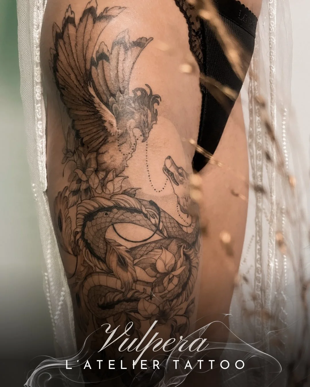 Entre renaissance et transmission, cette composition m&ecirc;le ph&oelig;nix, serpent et fleurs, choisis par la cliente pour repr&eacute;senter sa famille, sa force et ses racines.
Tatouage en noir &amp; gris avec lignes fines, textures organiques et