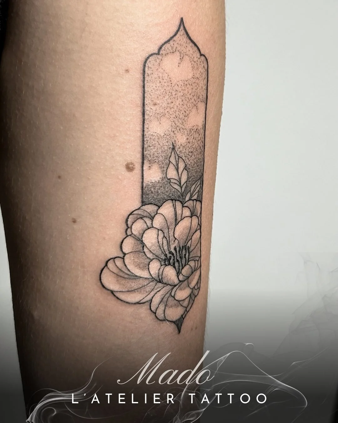 Flash floral en noir &amp; gris, r&eacute;alis&eacute; par @madonyourskin avec lignes fines et ombrages doux en dot pour un rendu d&eacute;licat et &eacute;pur&eacute;.
Un design simple et &eacute;l&eacute;gant
.
@probodysupply 
@caenjaimemapeau 
@ma