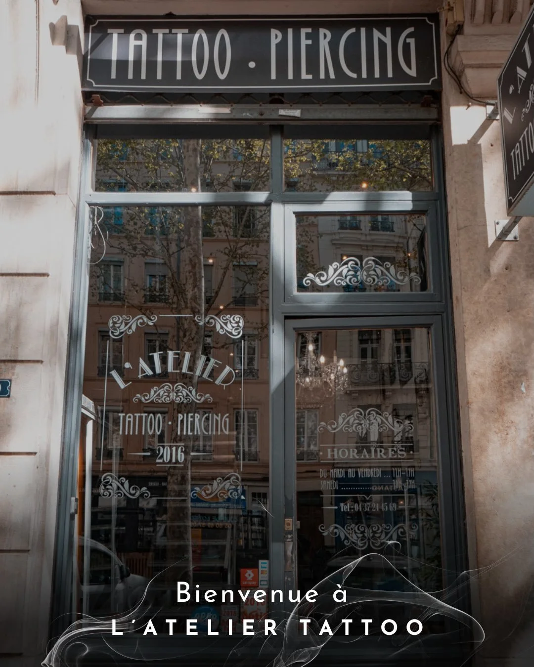 Bienvenue &agrave; l&rsquo;Atelier Tattoo
Avant de parler tatouage, projets et histoires &agrave; graver sur la peau, faisons d&rsquo;abord les pr&eacute;sentations.

🖤 L&rsquo;Atelier Tattoo, c&rsquo;est un shop de tatouage situ&eacute; au 9 boulev