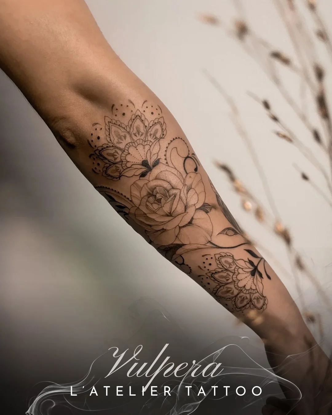 Flash noir et gris m&ecirc;lant floral ornemental, r&eacute;alis&eacute; en lignes fines et dotwork par @vulpera_ 
Les fleurs puisent leur inspiration dans l&rsquo;art &eacute;gyptien : des formes sym&eacute;triques, des p&eacute;tales stylis&eacute;