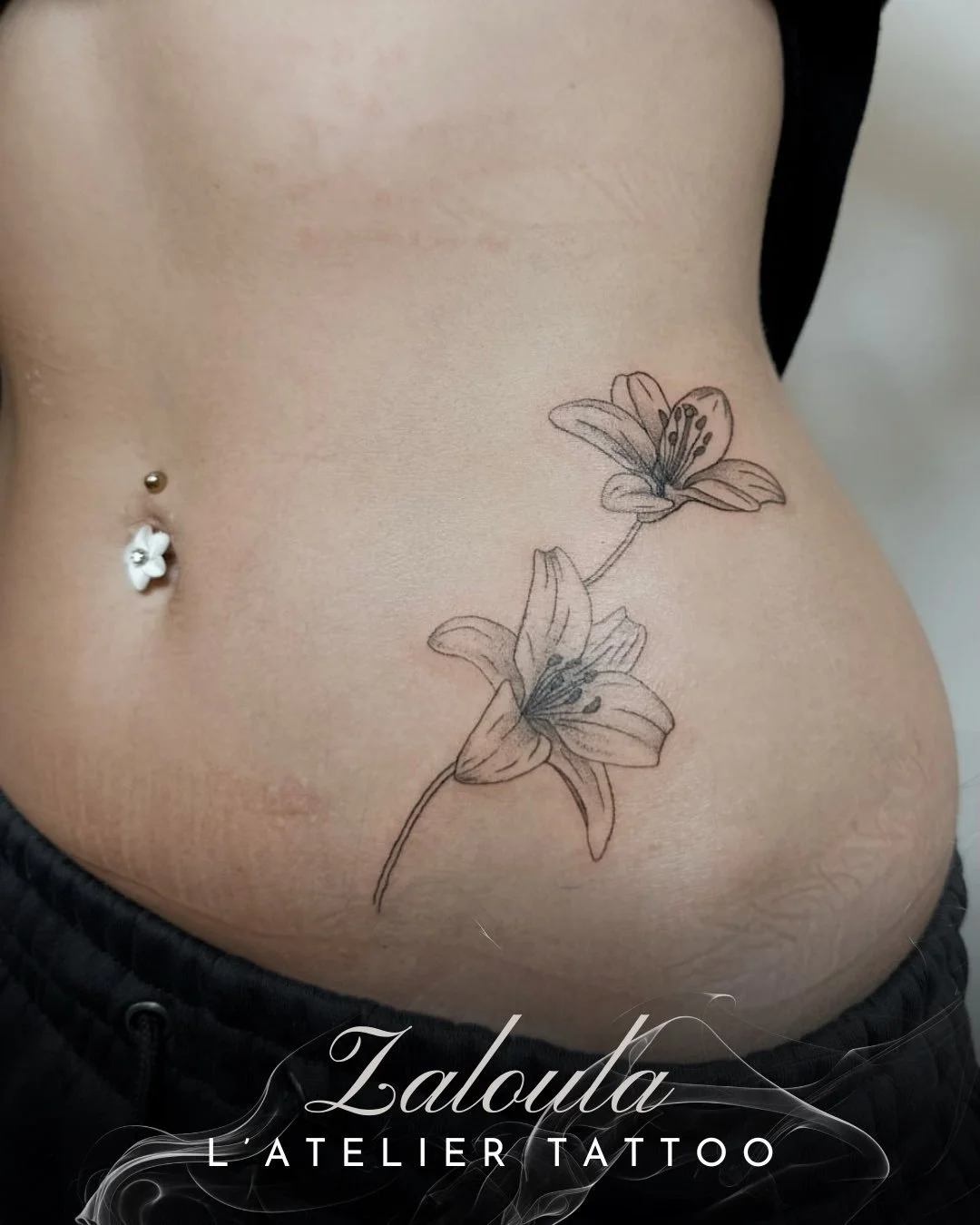 Tatouages noir et gris floral &agrave; l&rsquo;esth&eacute;tique minimaliste, r&eacute;alis&eacute;s en lignes fines et dotwork par @zaloula_ 
🌿🪷
@zaloula_ 
@probodysupply 
@caenjaimemapeau 
.
#floraltattoos #lyontattoo #dotwork #flowertattoos