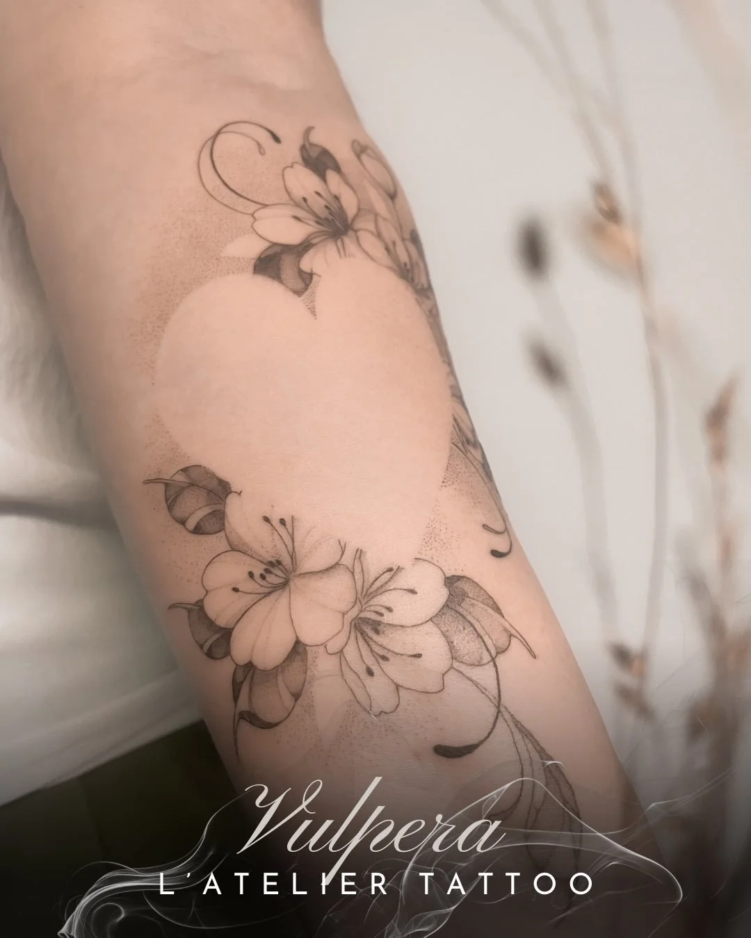 ❖ Composition florale ❖ 

Projet r&eacute;alis&eacute; par @vulpera_ .

Fleurs fines et lignes a&eacute;riennes composent une pi&egrave;ce douce et &eacute;quilibr&eacute;e, pens&eacute;e pour accompagner la courbe naturelle du corps. Le dessin se d&